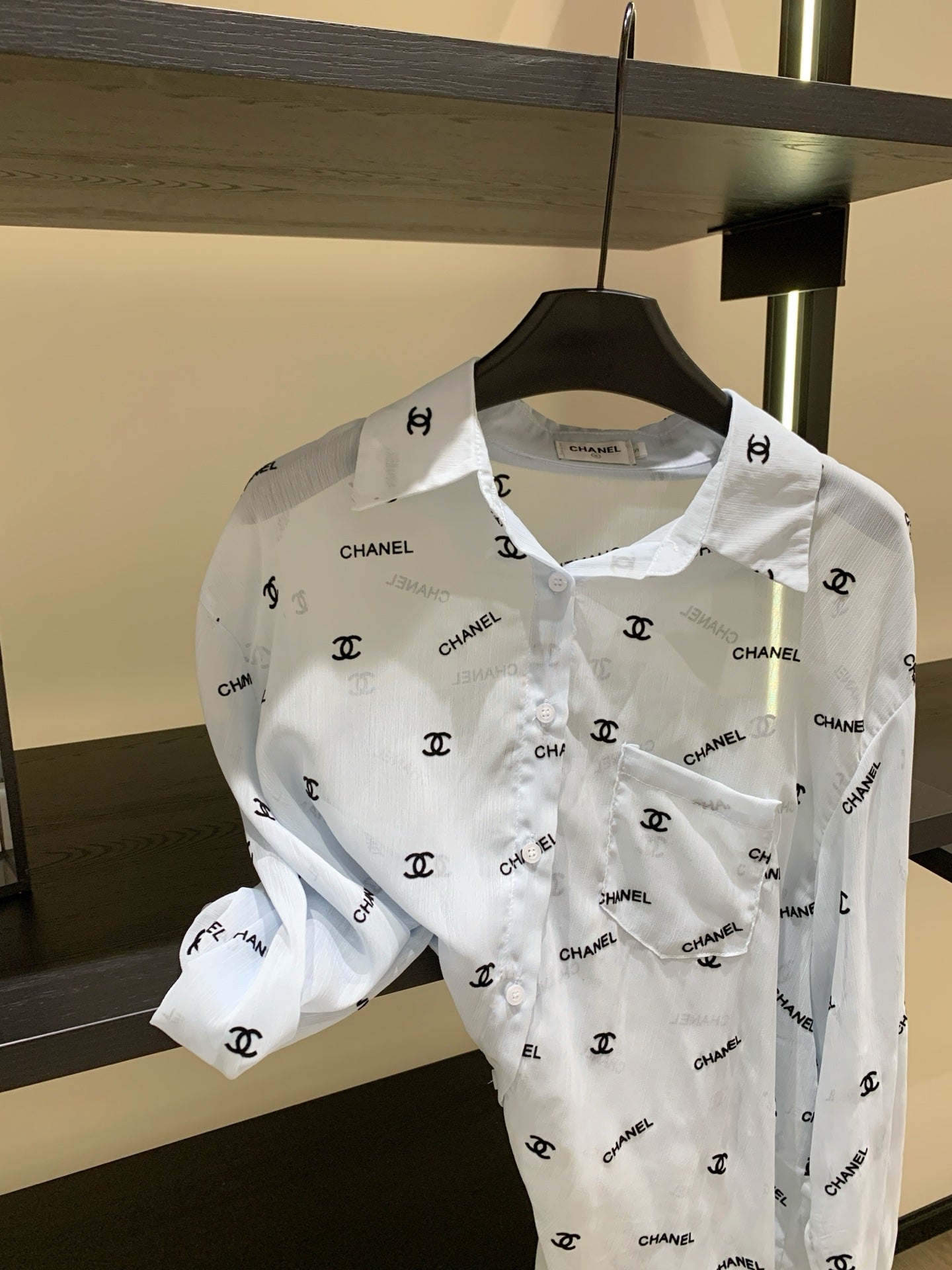 Lightweight shirt with letters