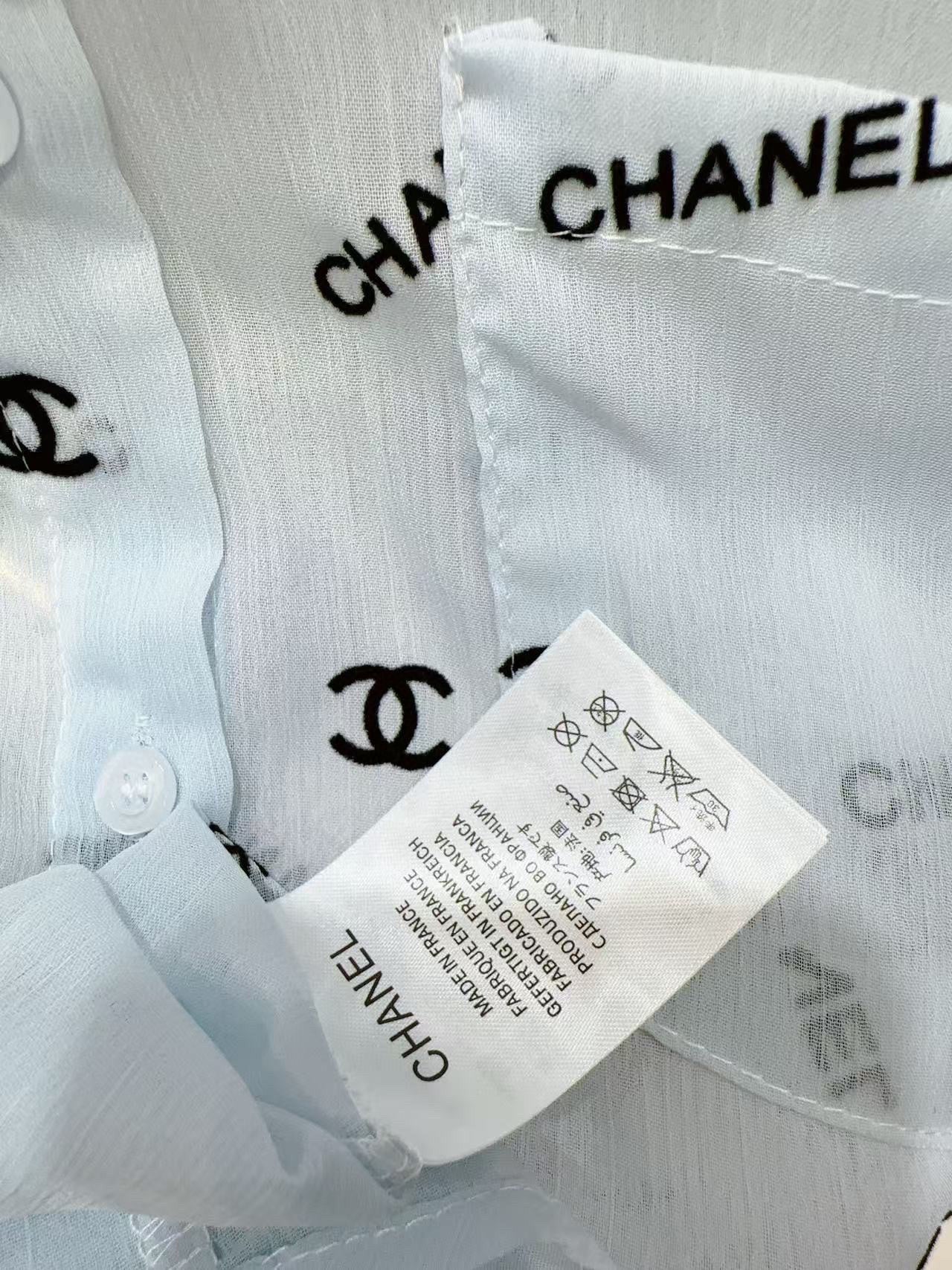 Lightweight shirt with letters