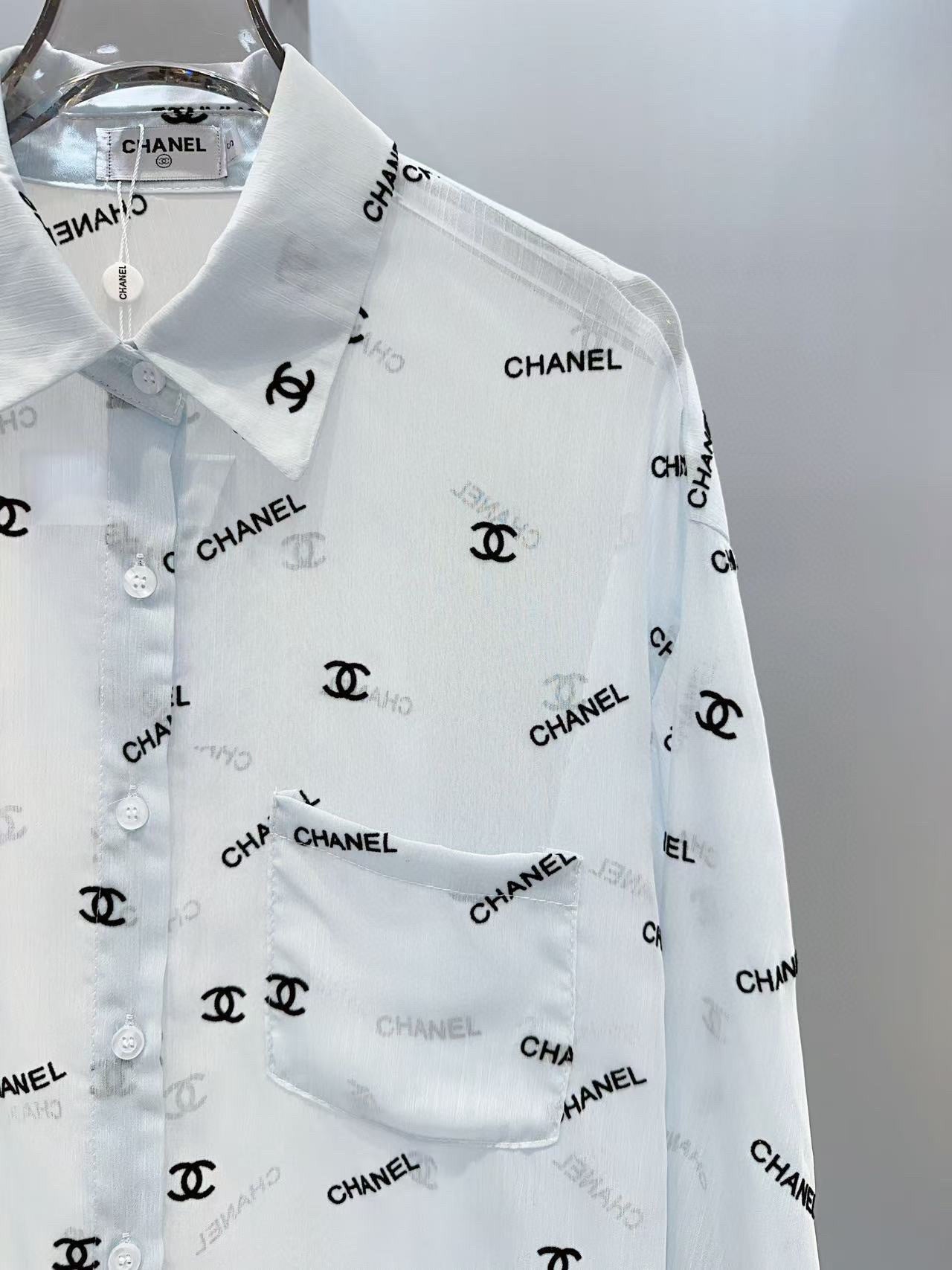 Lightweight shirt with letters