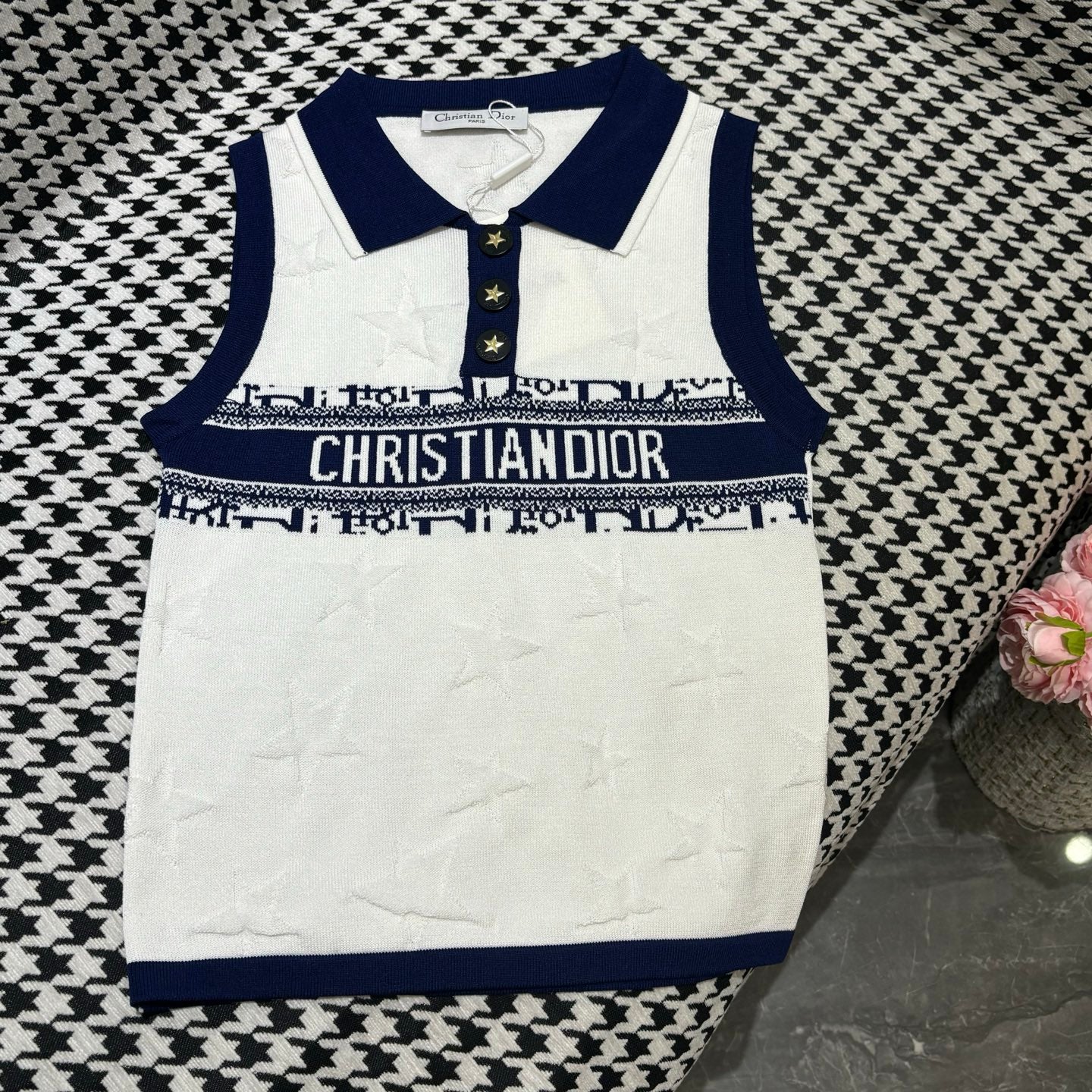 Color matching lapel knitted letter vest