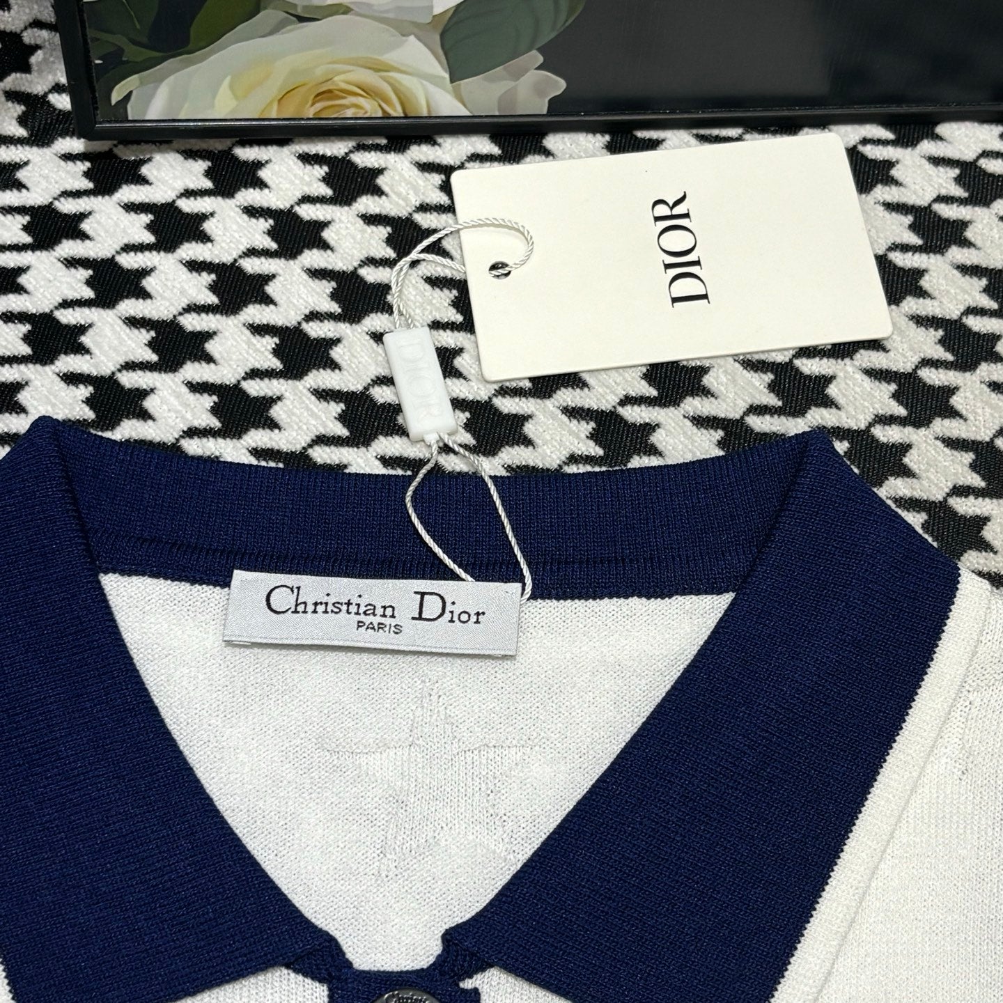 Color matching lapel knitted letter vest