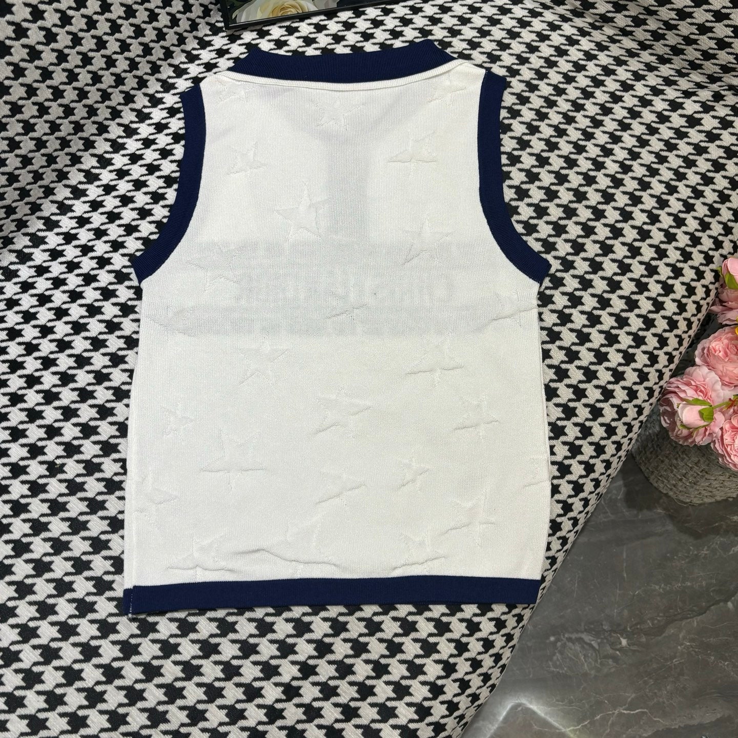 Color matching lapel knitted letter vest