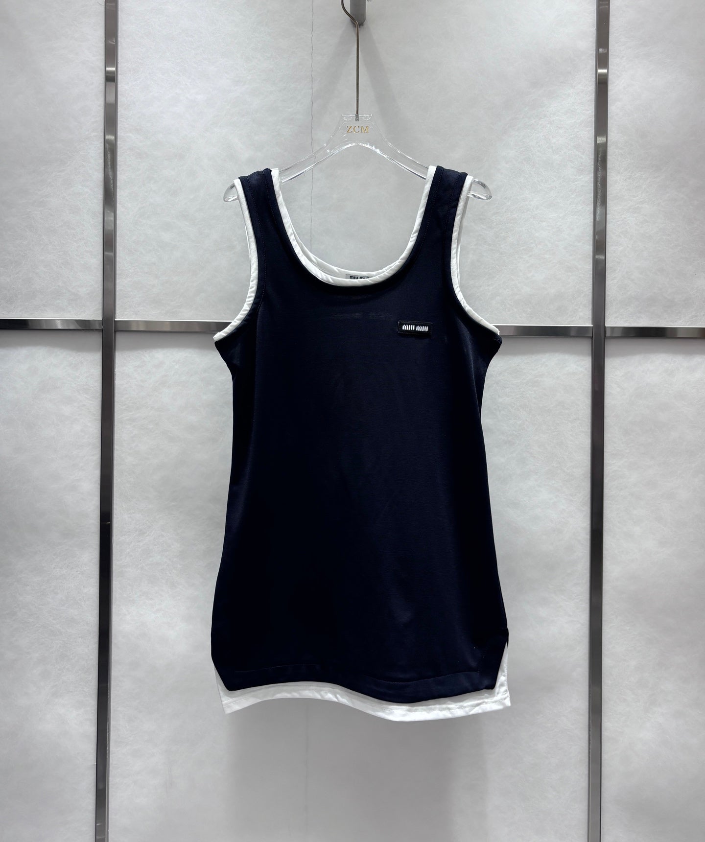 New fake two pieces of black and white contrast vest skirt
