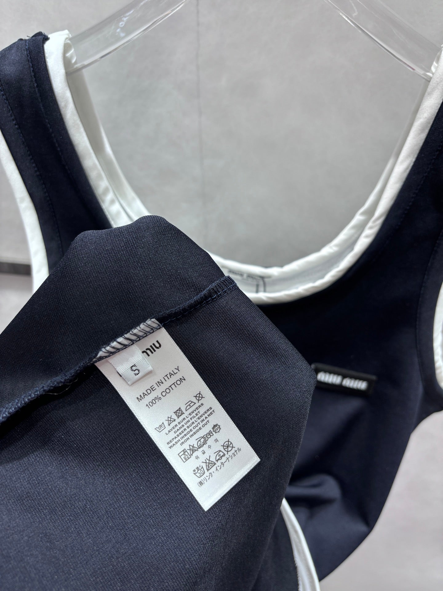 New fake two pieces of black and white contrast vest skirt