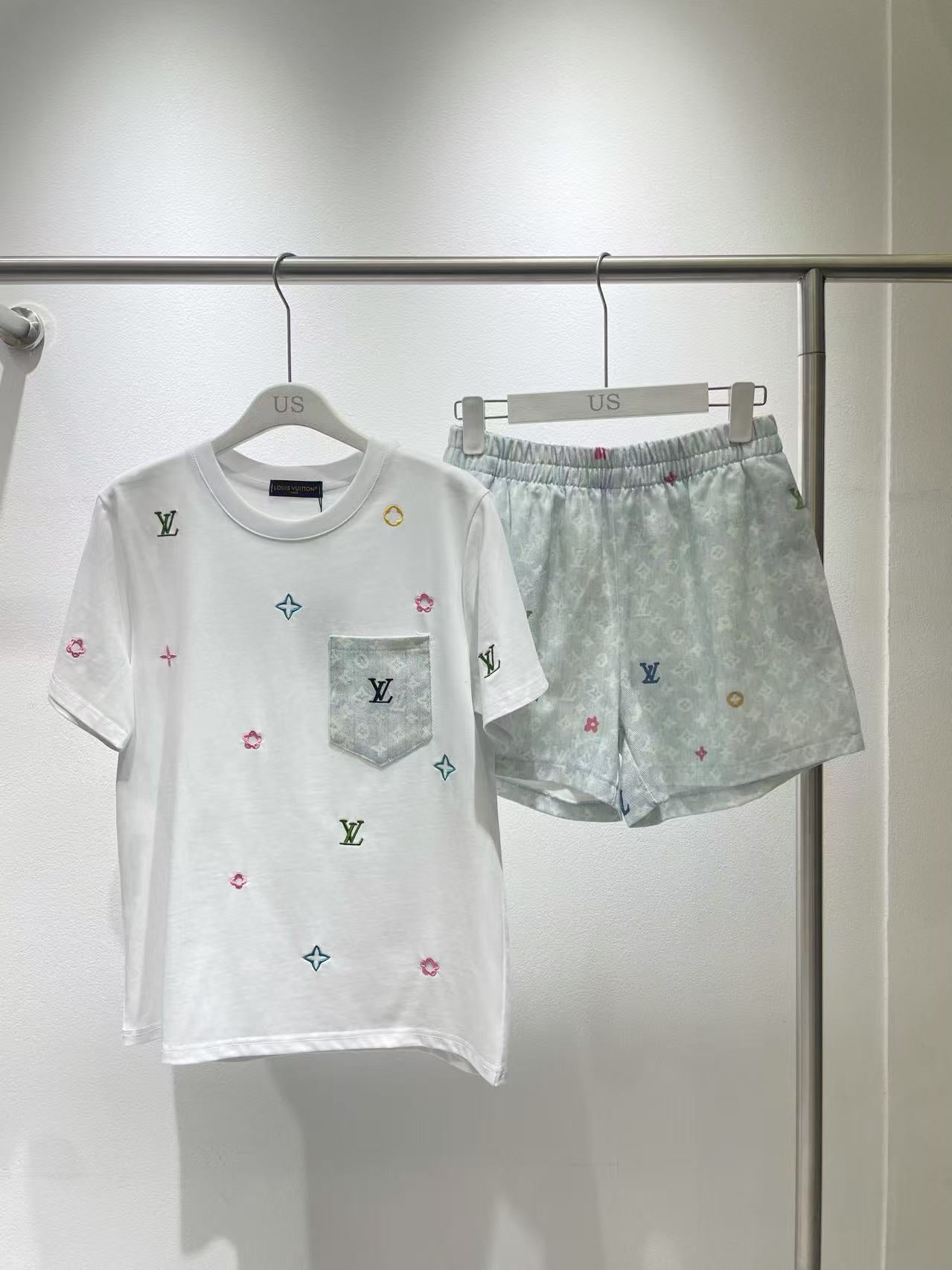 Simple candy color round neck logo short sleeve + shorts set