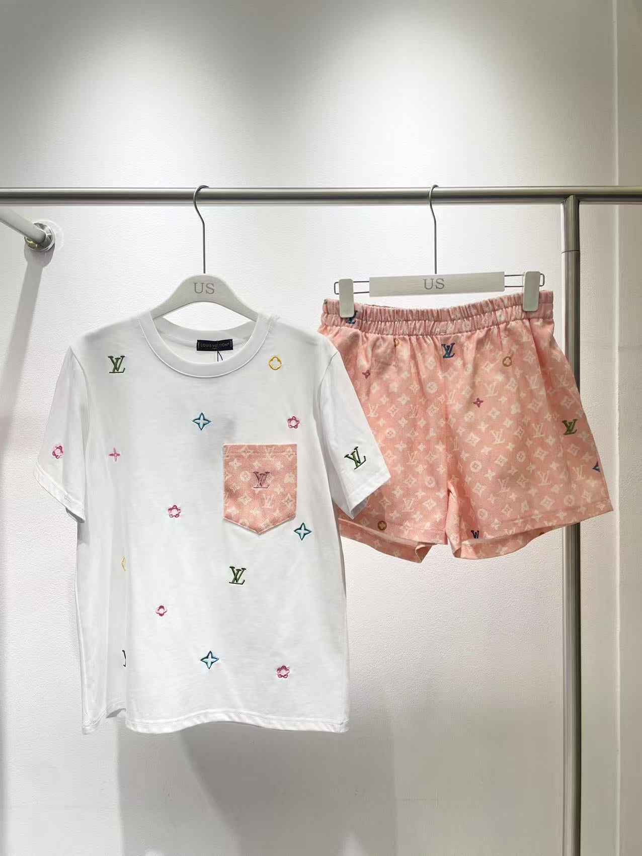 Simple candy color round neck logo short sleeve + shorts set