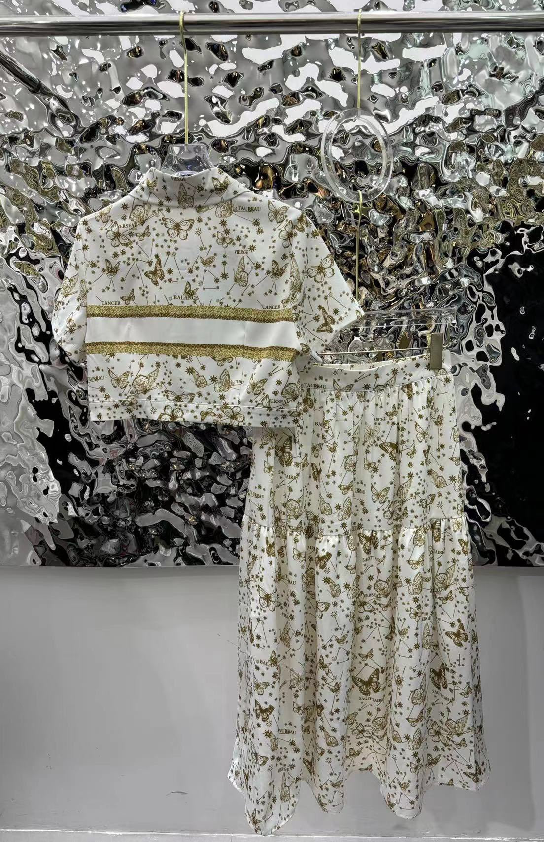 Traje clásico con estampado de mariposas