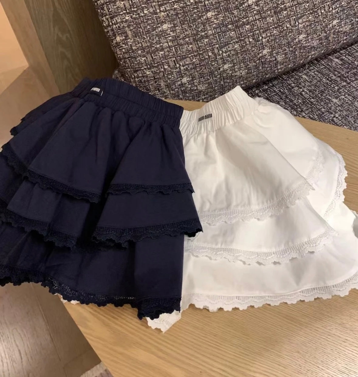 Lace lapel top and cake skirt suit