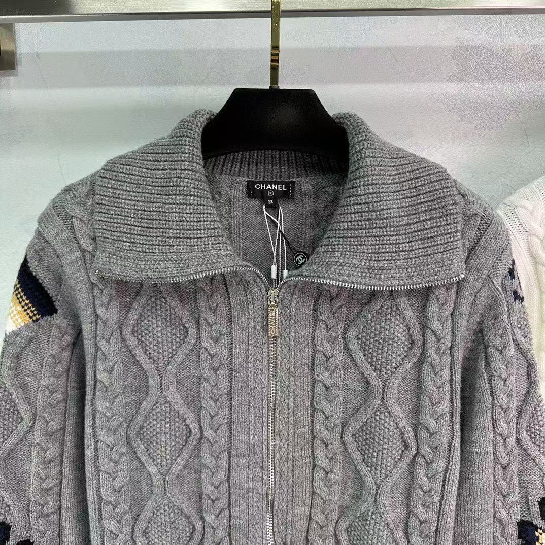 Abrigo de cachemira con diseño de doble cremallera.