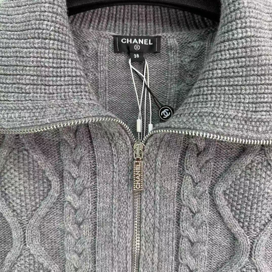 Abrigo de cachemira con diseño de doble cremallera.