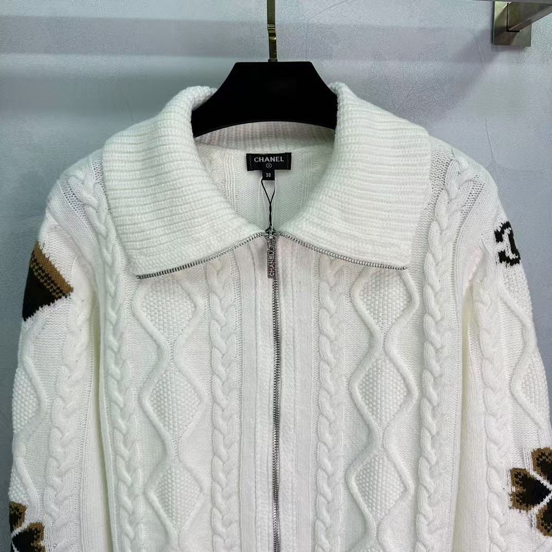 Abrigo de cachemira con diseño de doble cremallera.