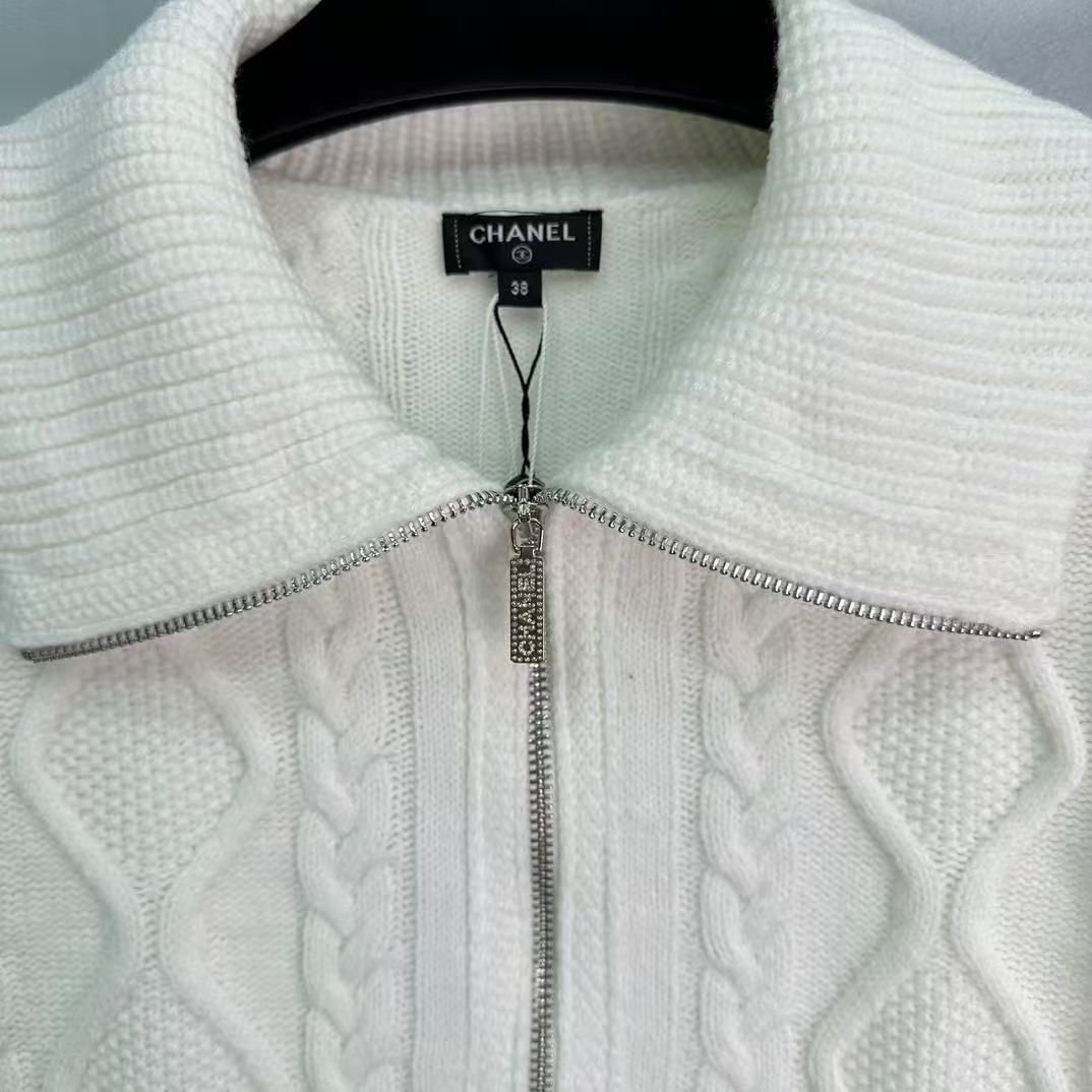 Abrigo de cachemira con diseño de doble cremallera.