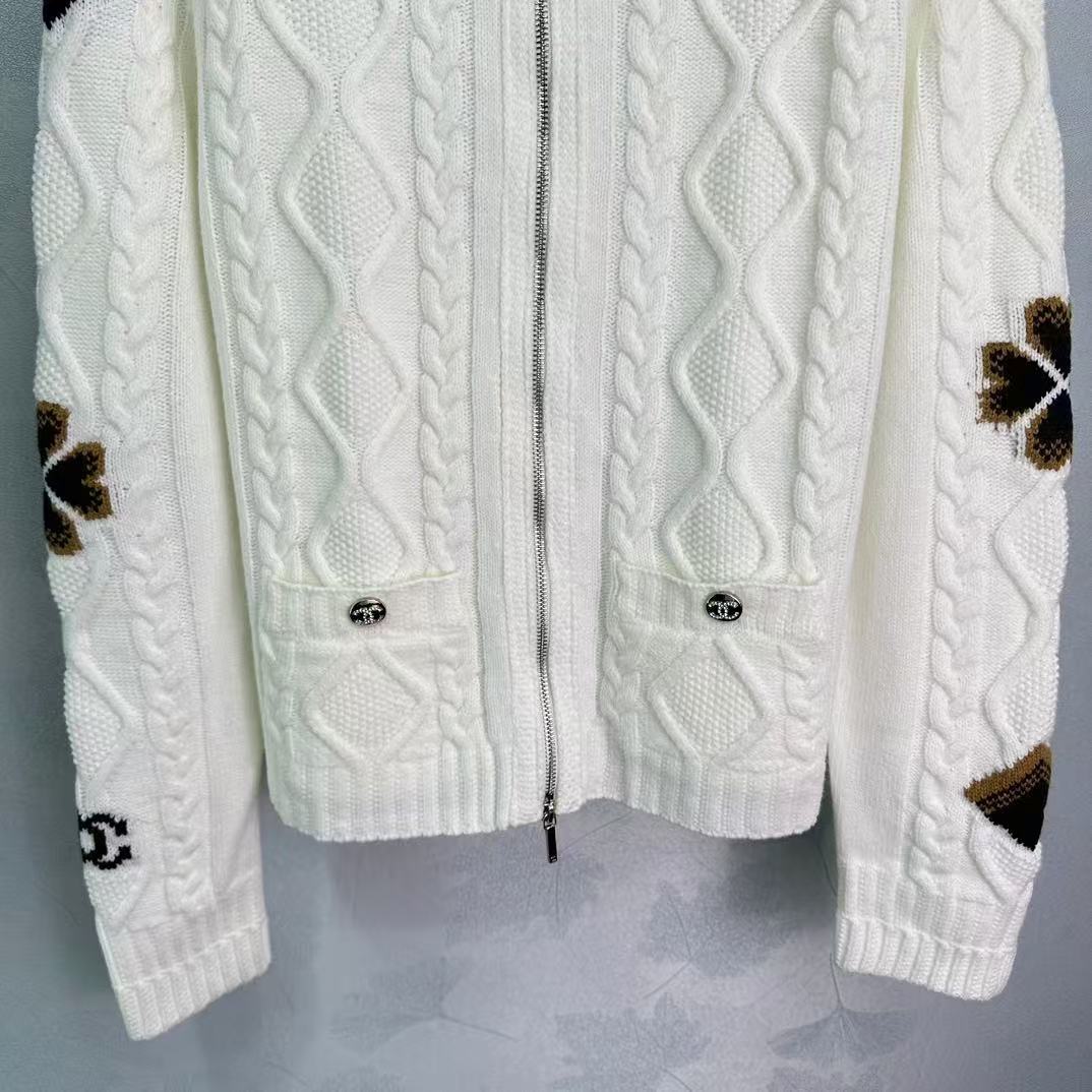 Abrigo de cachemira con diseño de doble cremallera.
