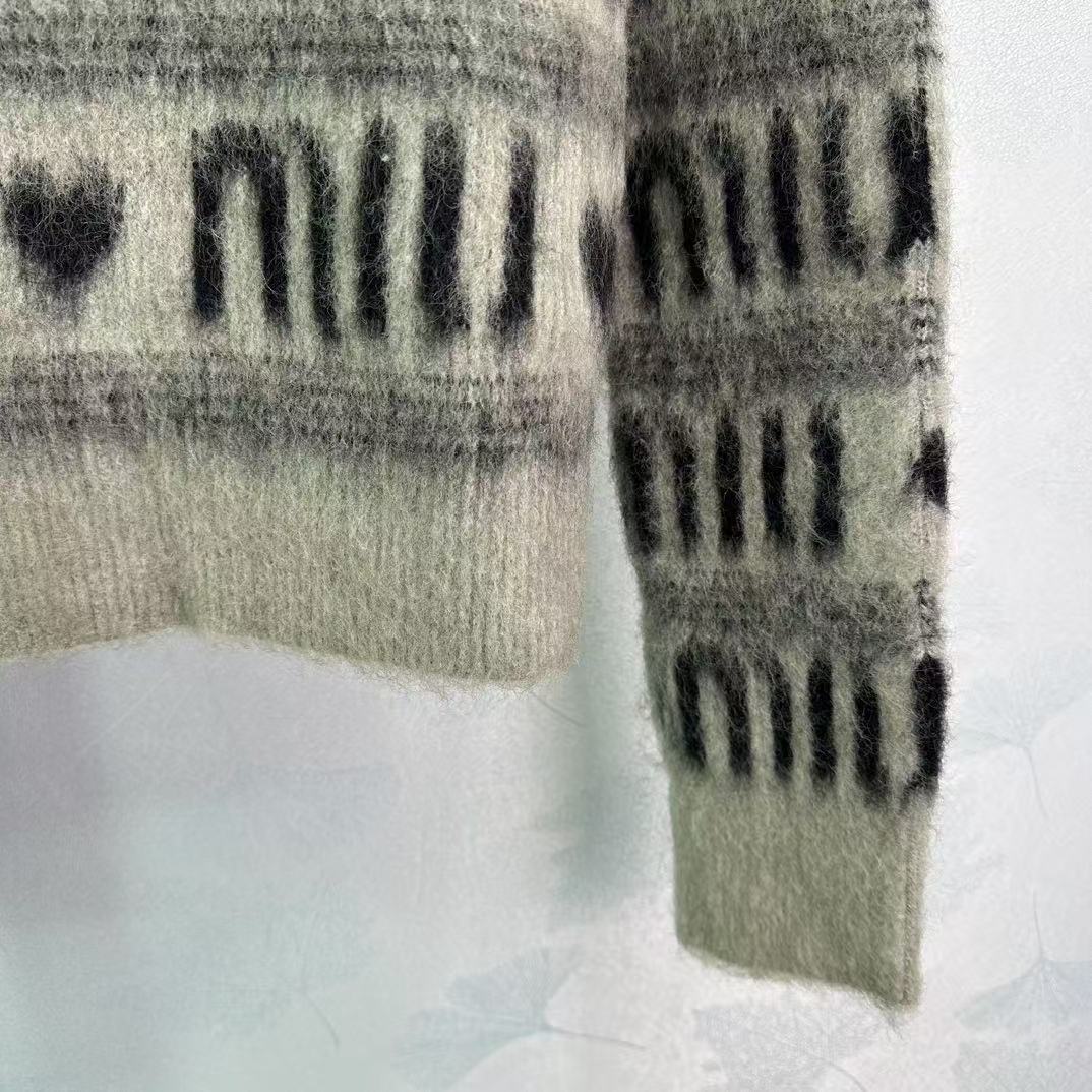 Suéter con rayas en contraste y letras de corazón
