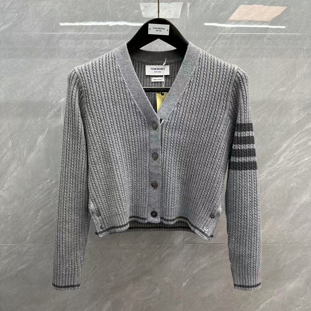 Suéter con capucha de mohair y letras "love" en jacquard