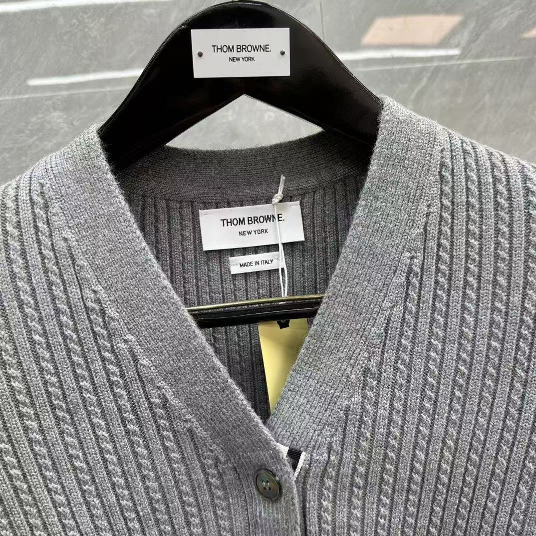 Suéter con capucha de mohair y letras "love" en jacquard