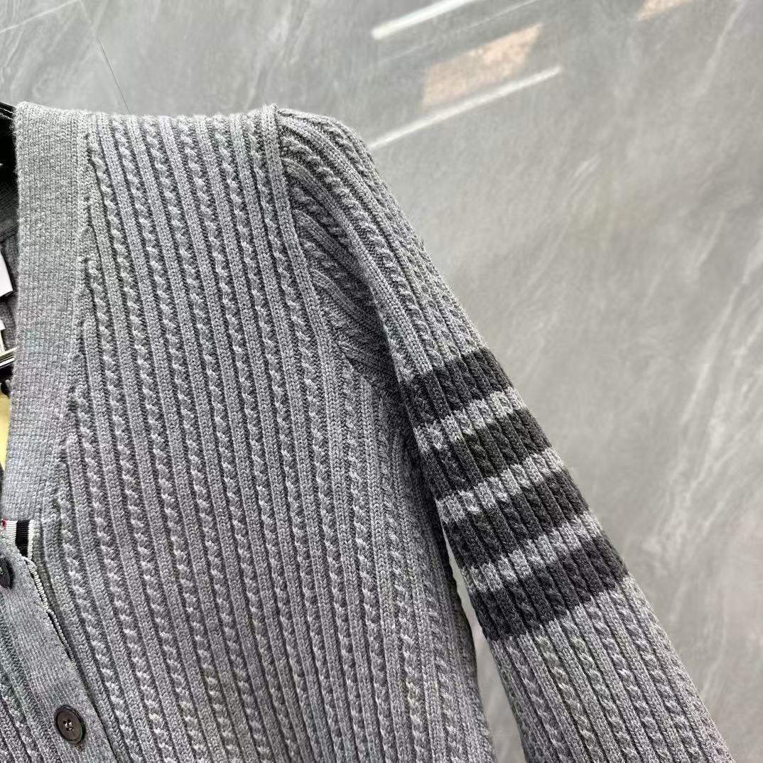 Suéter con capucha de mohair y letras "love" en jacquard
