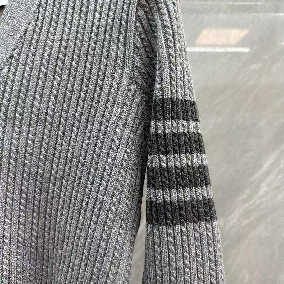 Suéter con capucha de mohair y letras "love" en jacquard