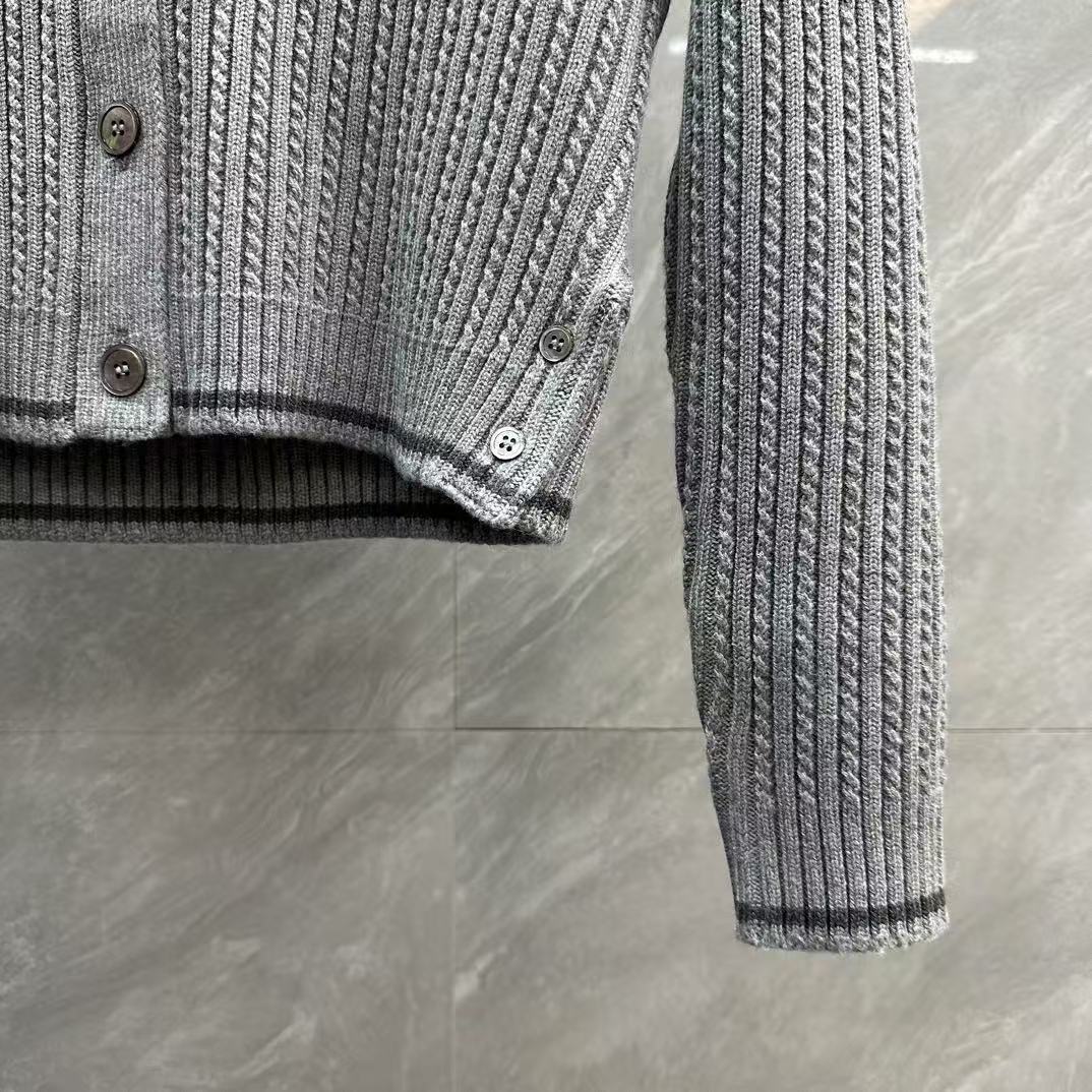 Suéter con capucha de mohair y letras "love" en jacquard