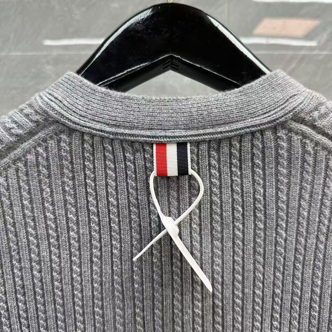 Suéter con capucha de mohair y letras "love" en jacquard