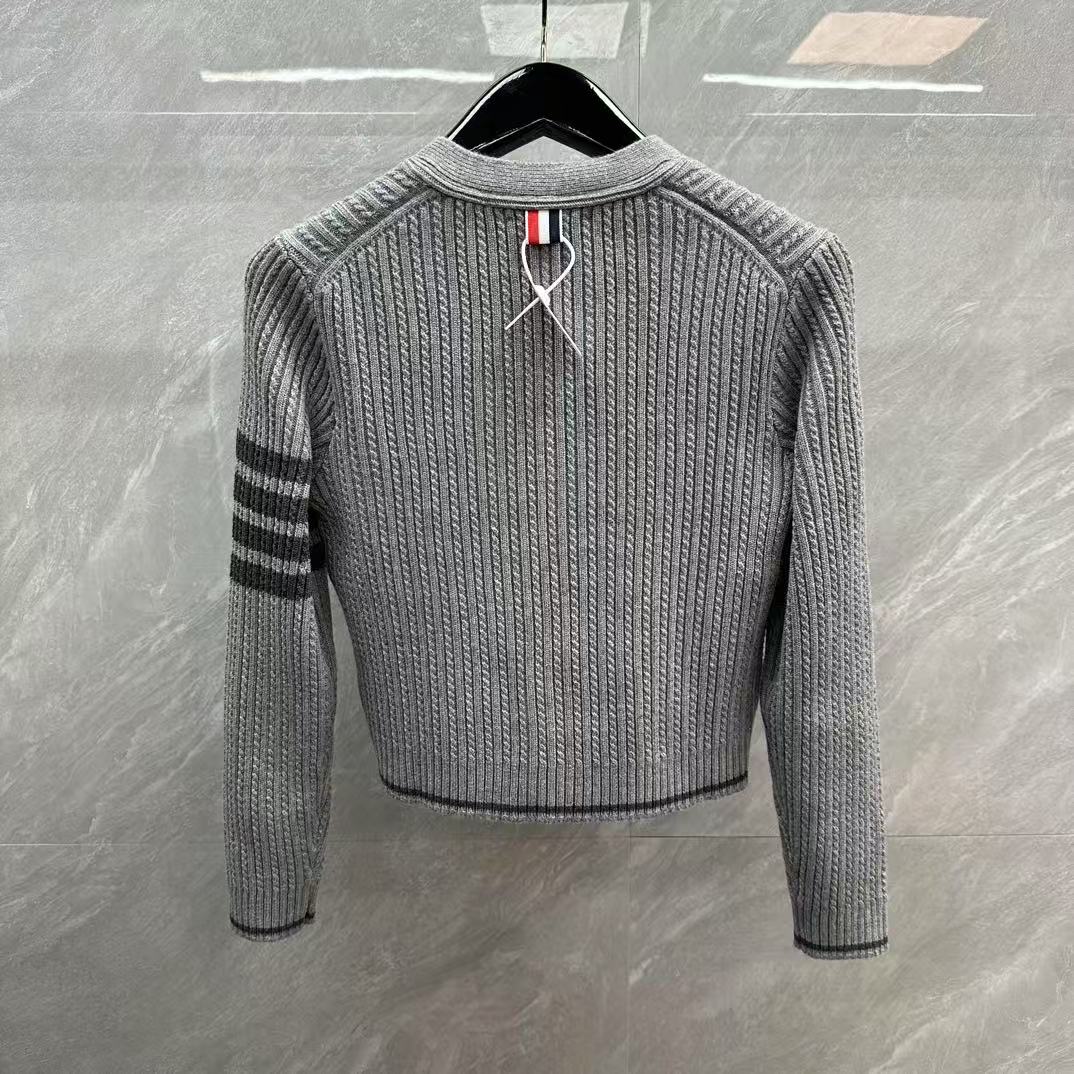 Suéter con capucha de mohair y letras "love" en jacquard