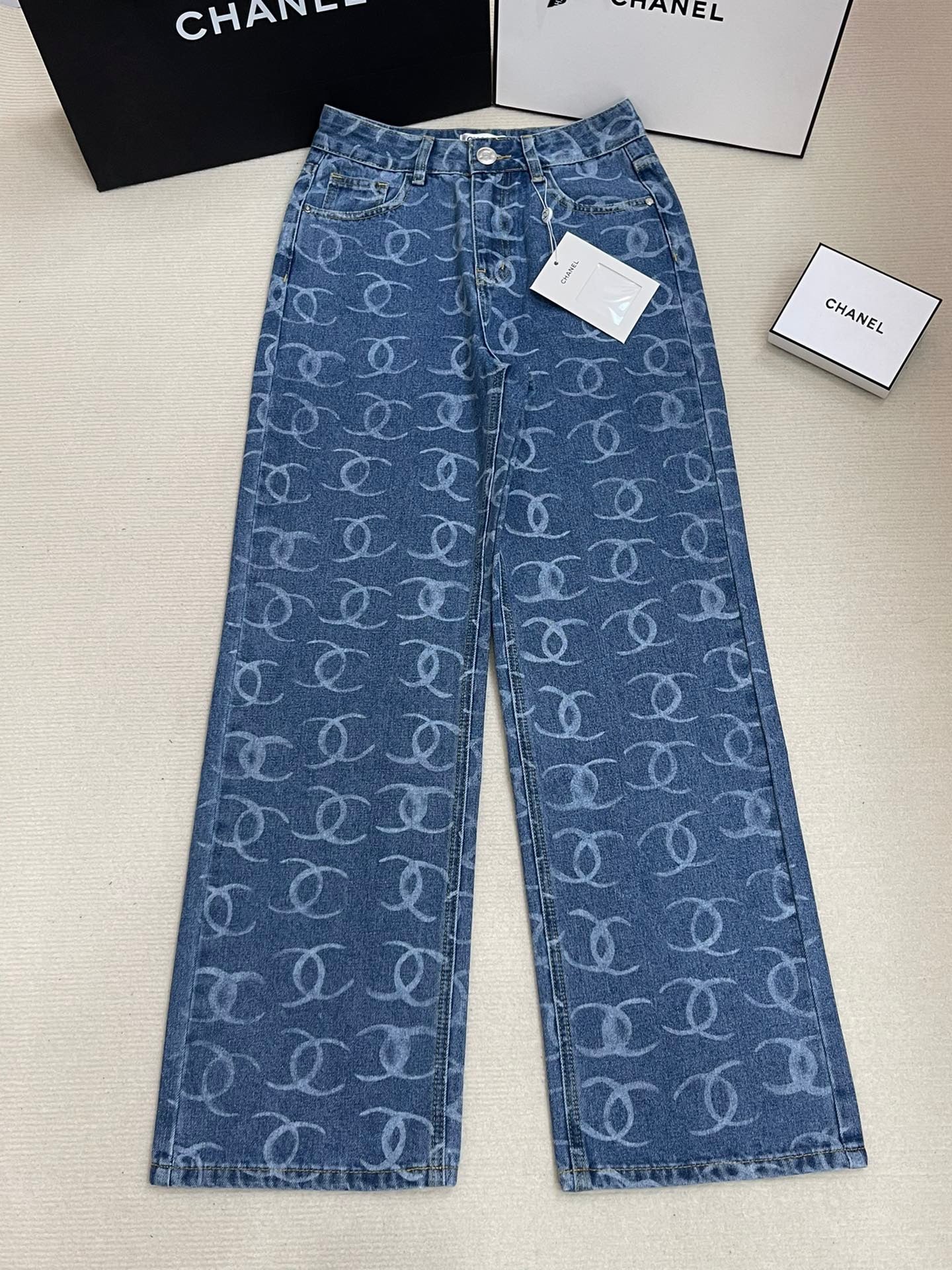 Pantalones con lentejuelas y bolsillo trasero totalmente estampados
