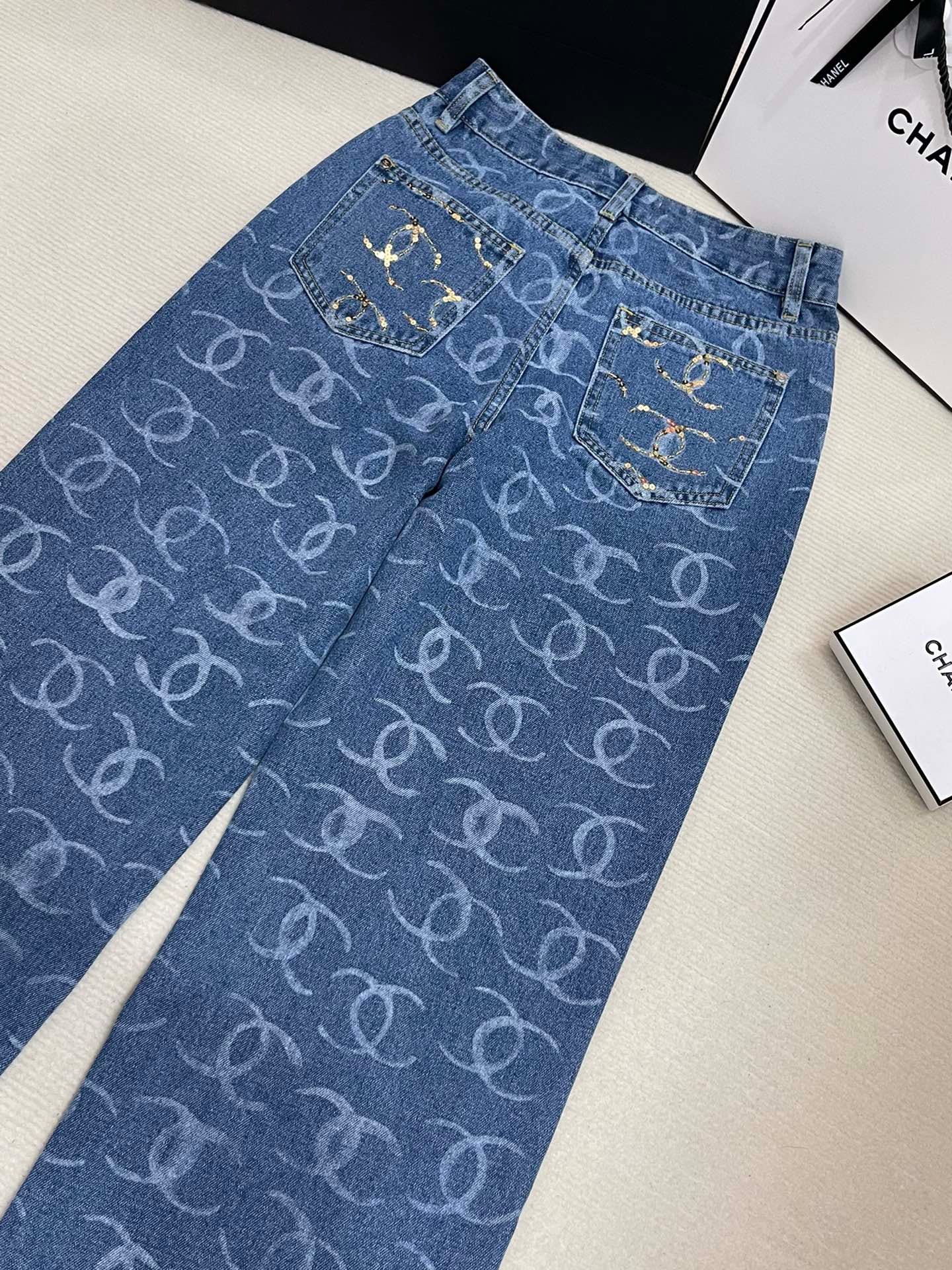 Pantalones con lentejuelas y bolsillo trasero totalmente estampados