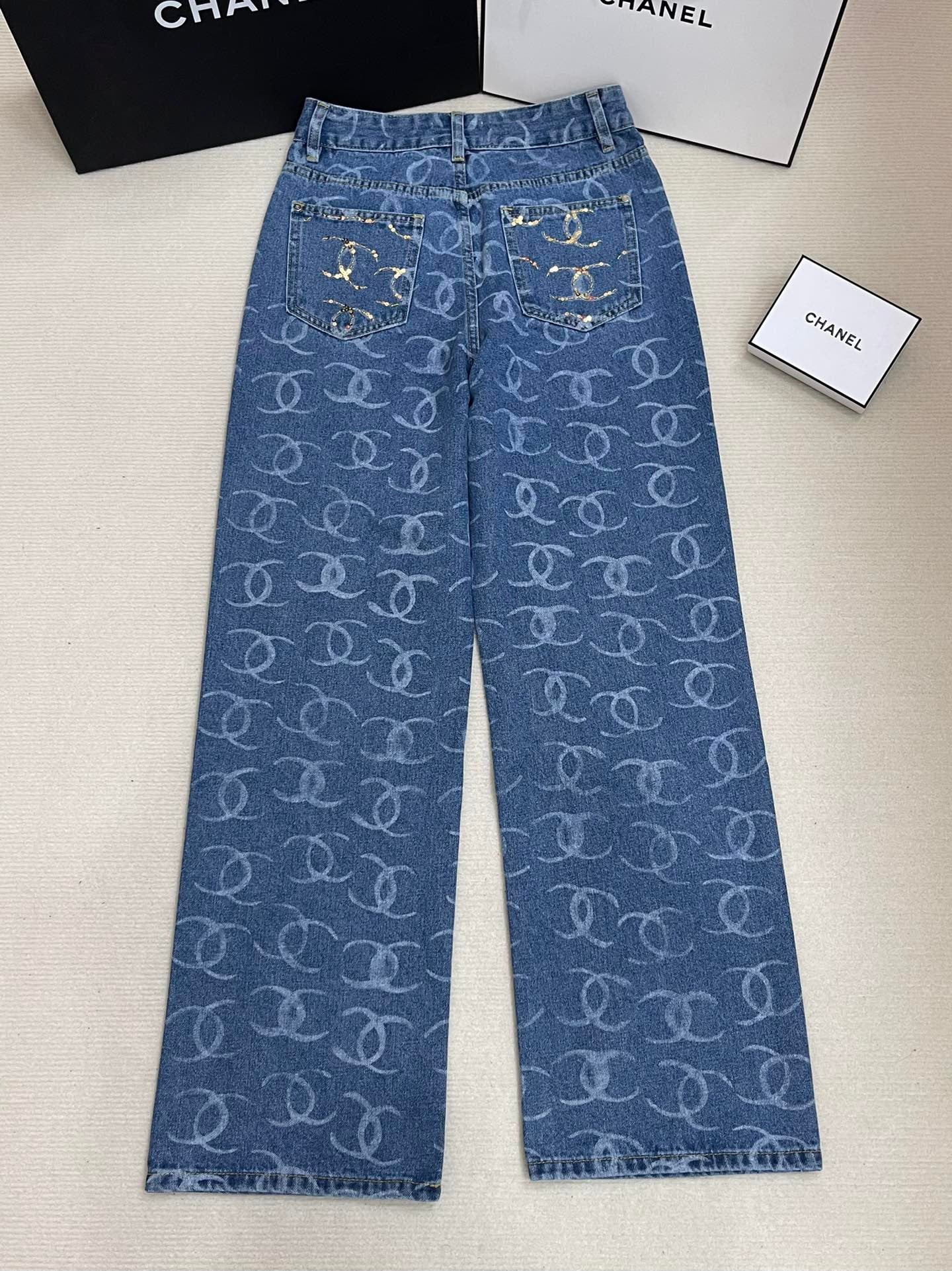 Pantalones con lentejuelas y bolsillo trasero totalmente estampados