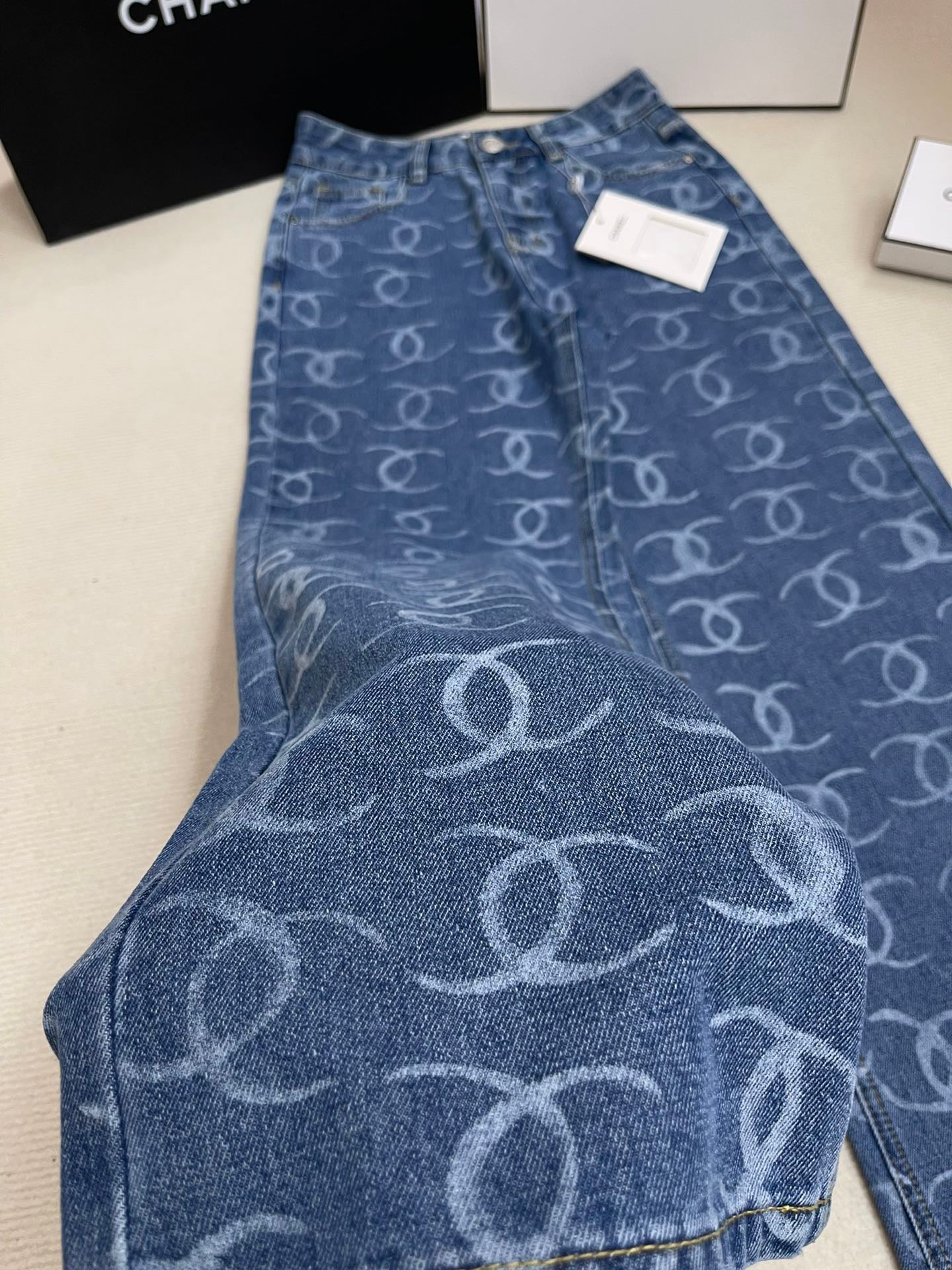 Pantalones con lentejuelas y bolsillo trasero totalmente estampados