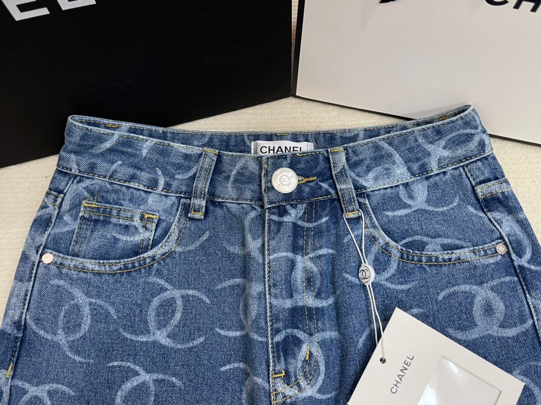 Pantalones con lentejuelas y bolsillo trasero totalmente estampados