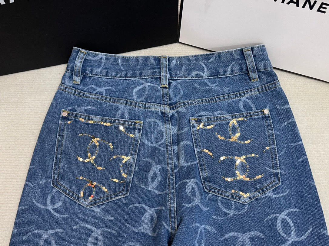 Pantalones con lentejuelas y bolsillo trasero totalmente estampados