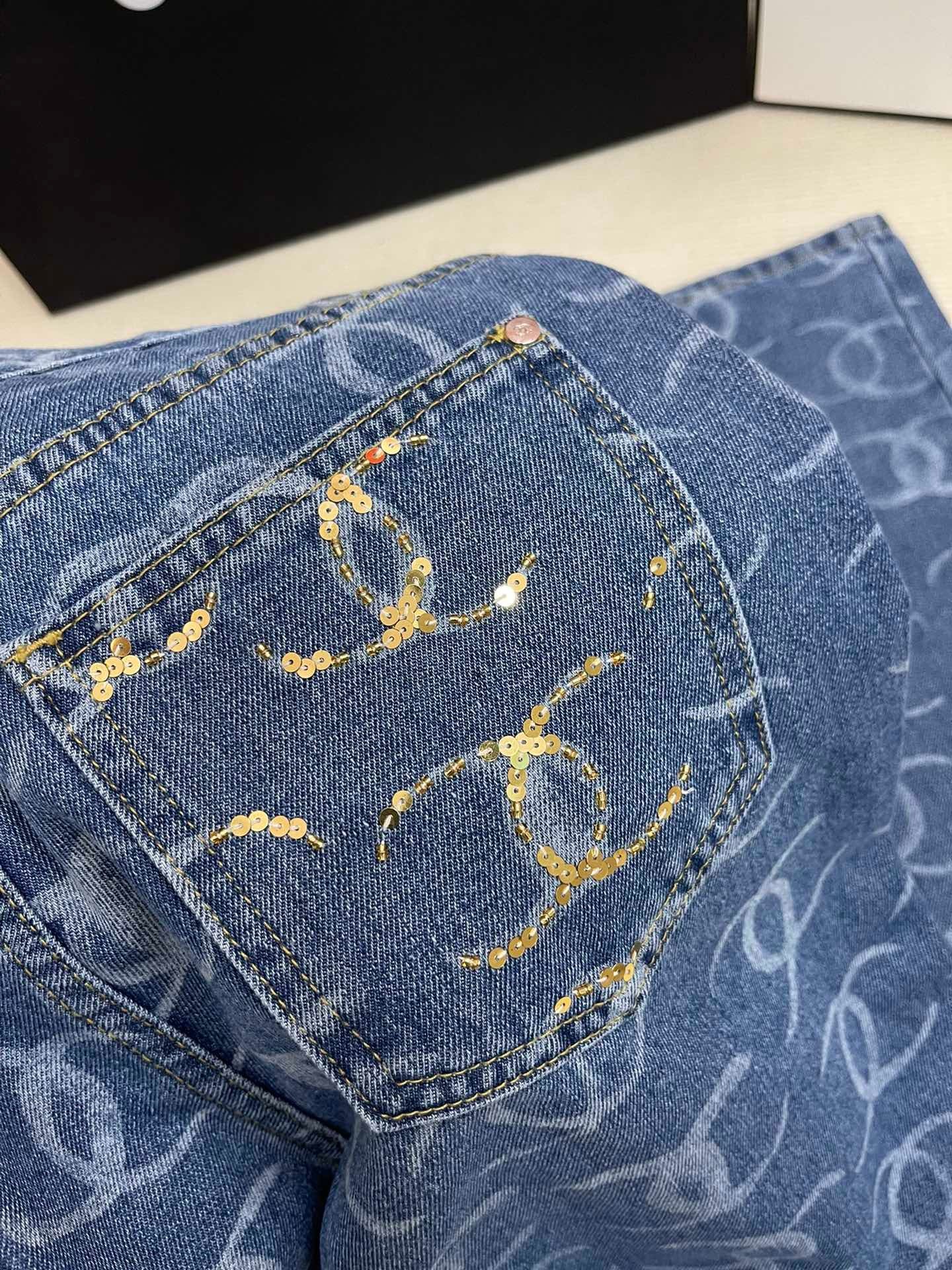Pantalones con lentejuelas y bolsillo trasero totalmente estampados