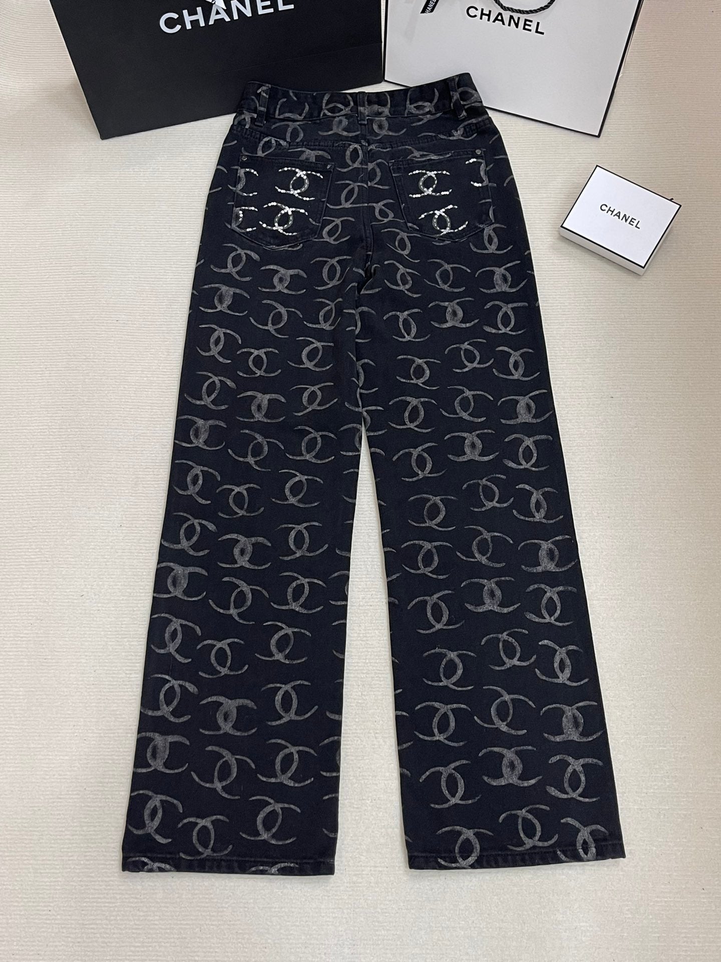Pantalones con lentejuelas y bolsillo trasero totalmente estampados