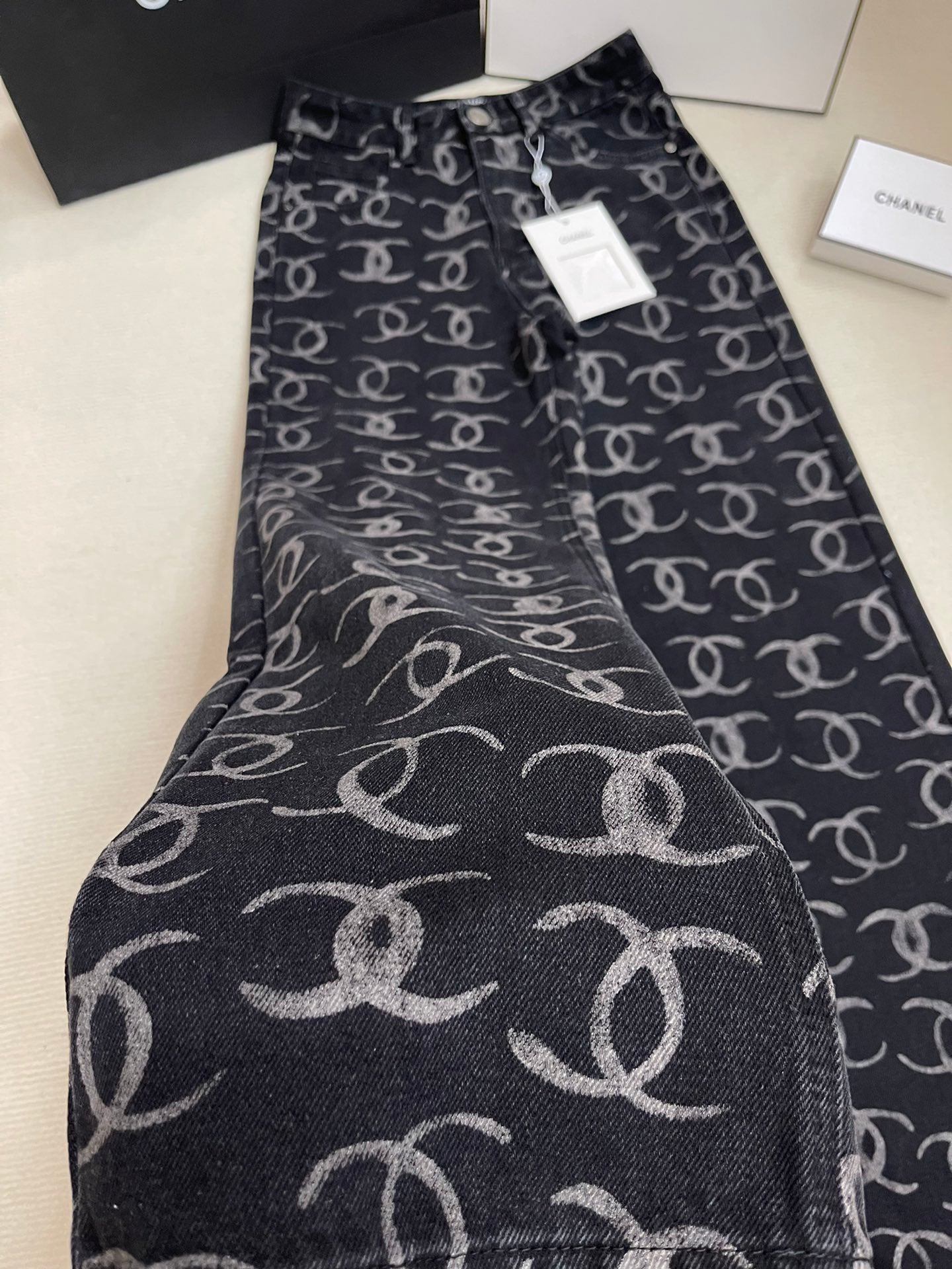 Pantalones con lentejuelas y bolsillo trasero totalmente estampados