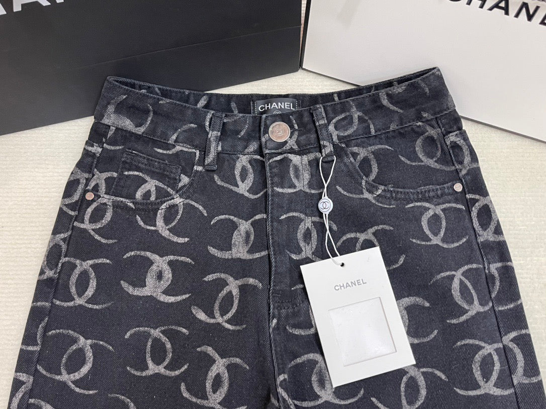 Pantalones con lentejuelas y bolsillo trasero totalmente estampados
