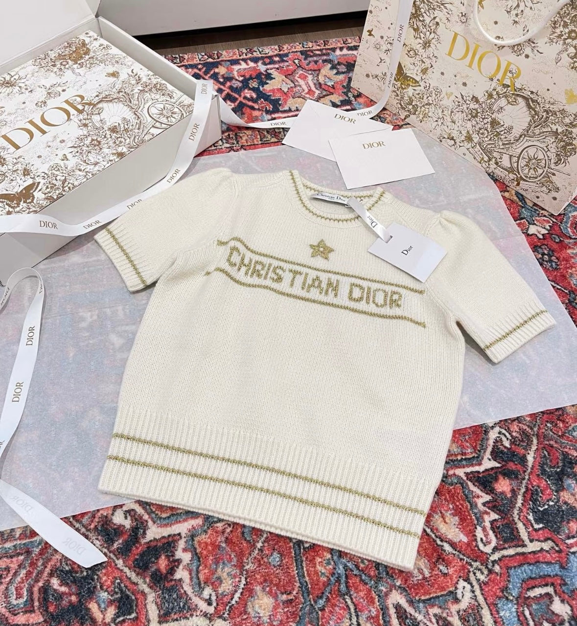 Embroidered knitted short sleeves