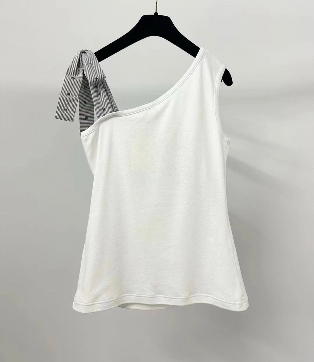 One-shoulder bow strap suspender vest
