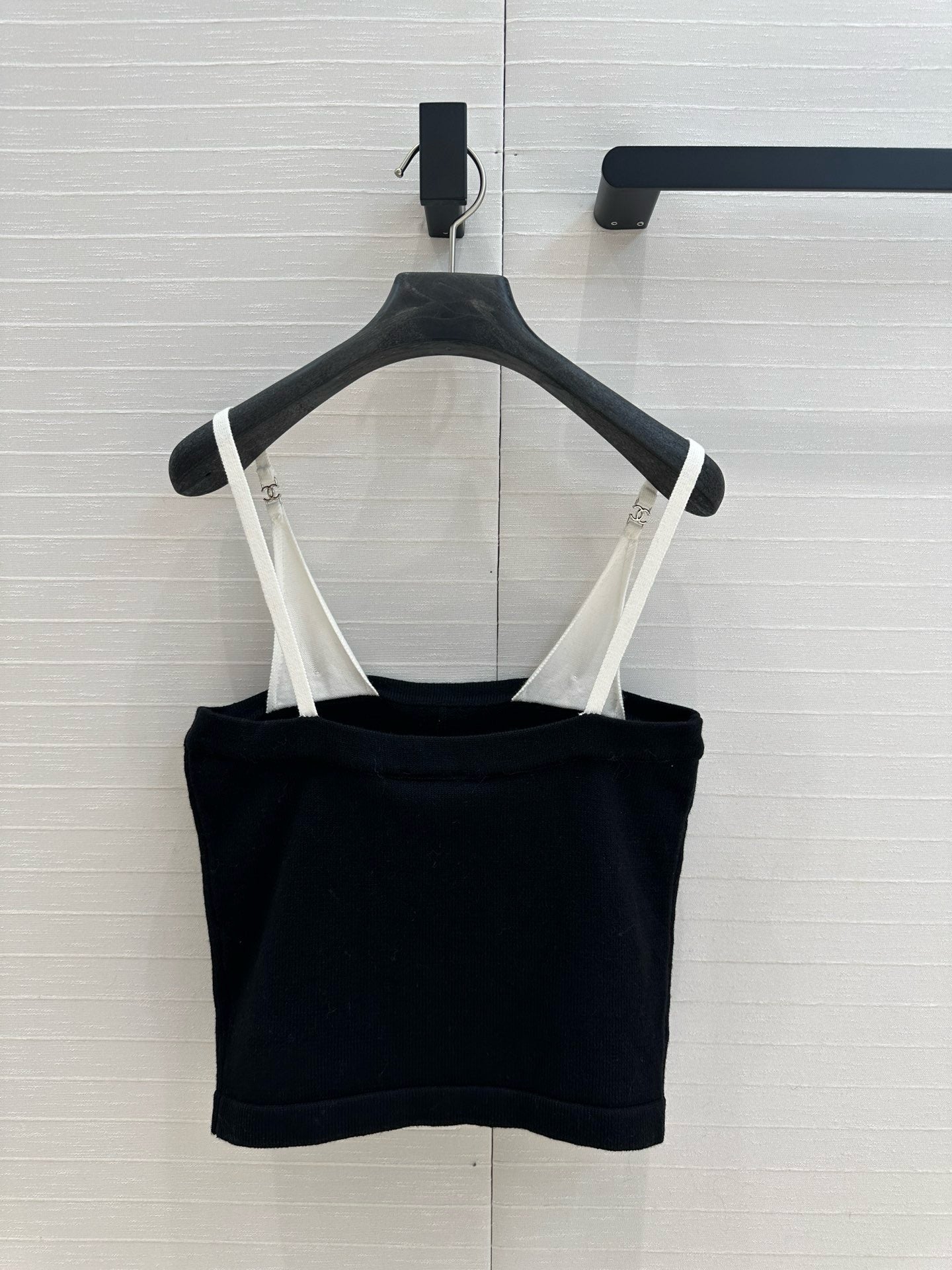 Contrast stitching knitted suspender vest