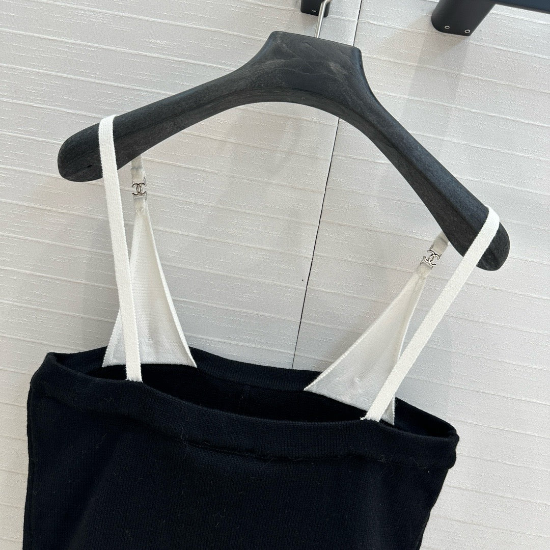 Contrast stitching knitted suspender vest
