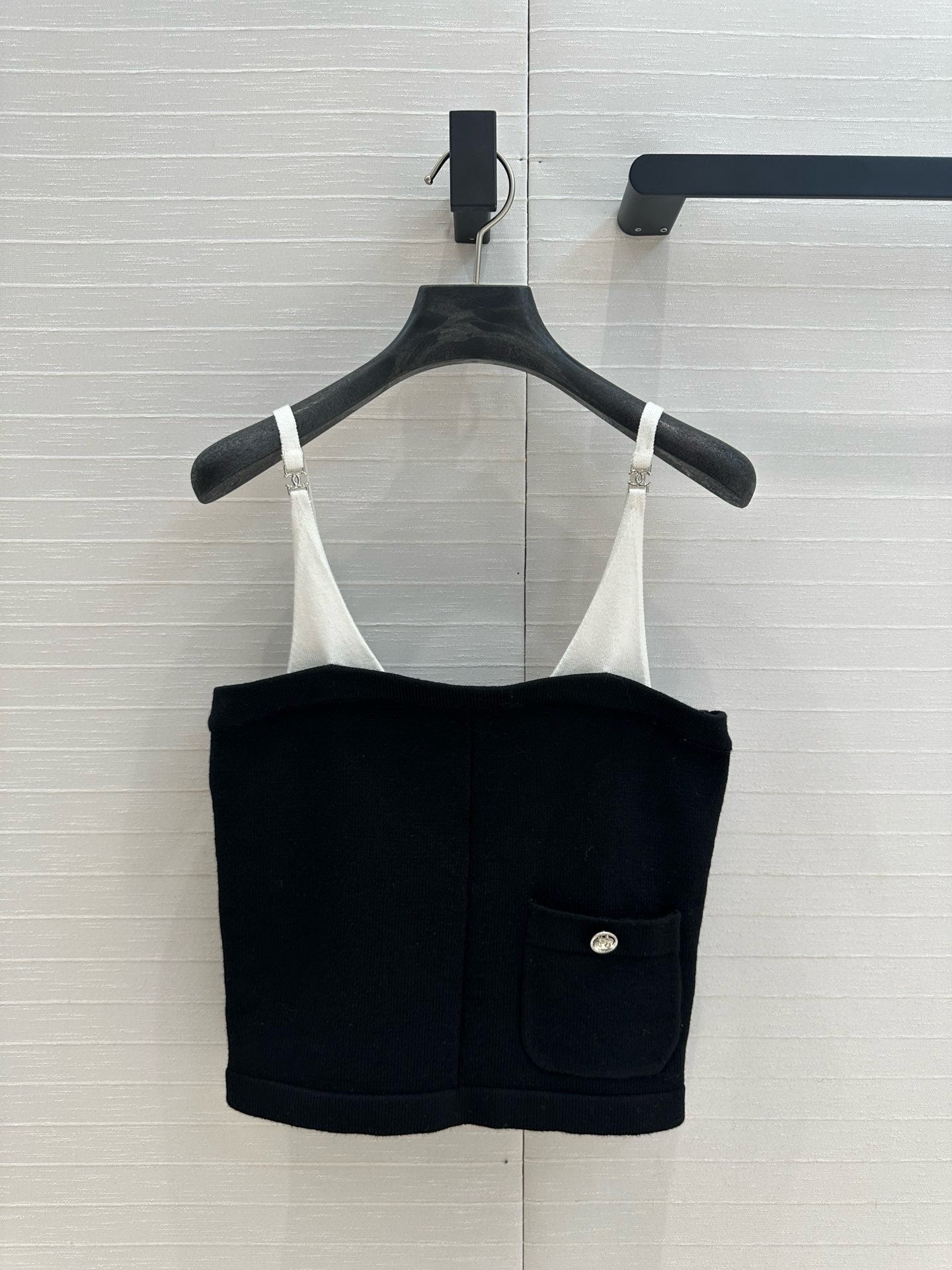 Contrast stitching knitted suspender vest