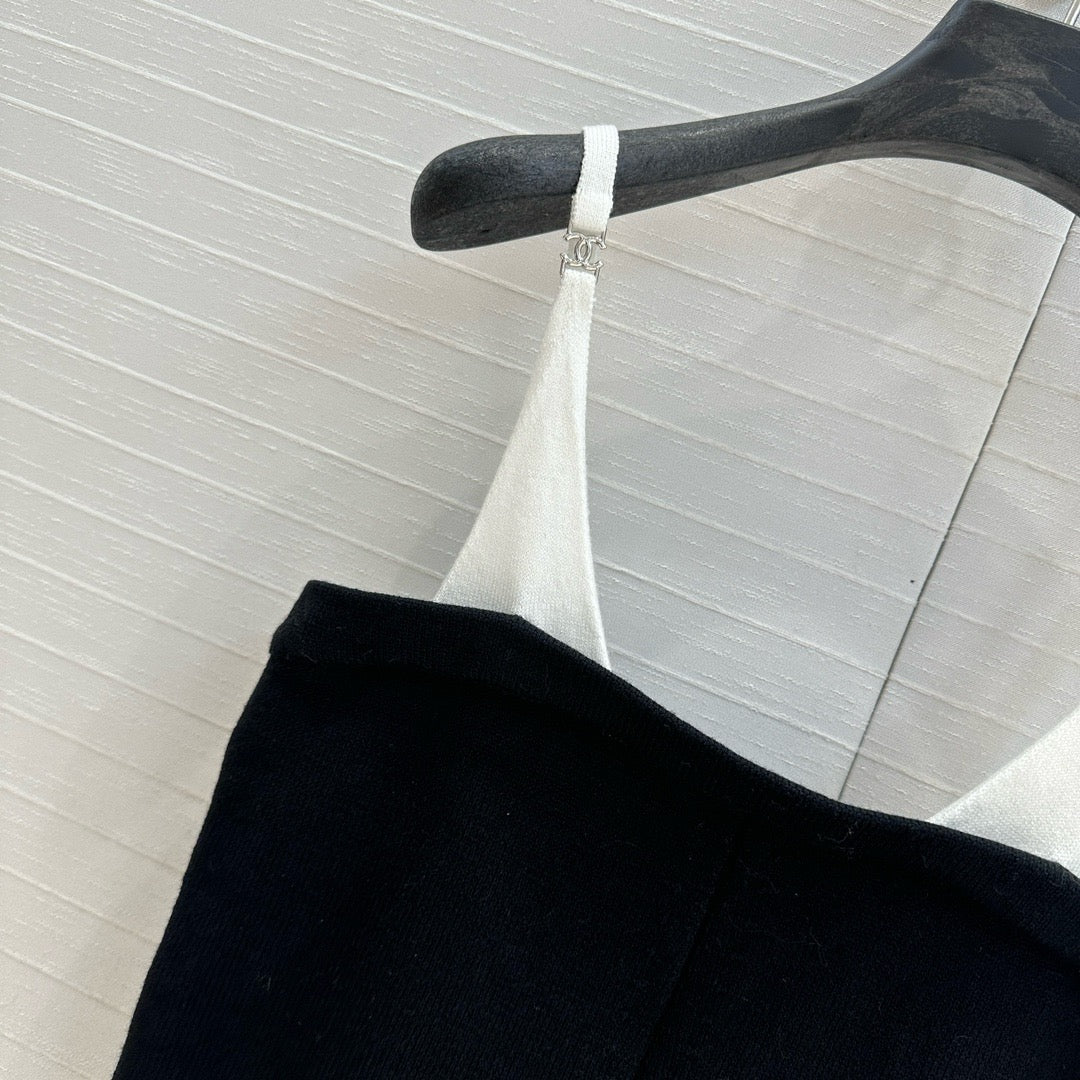 Contrast stitching knitted suspender vest