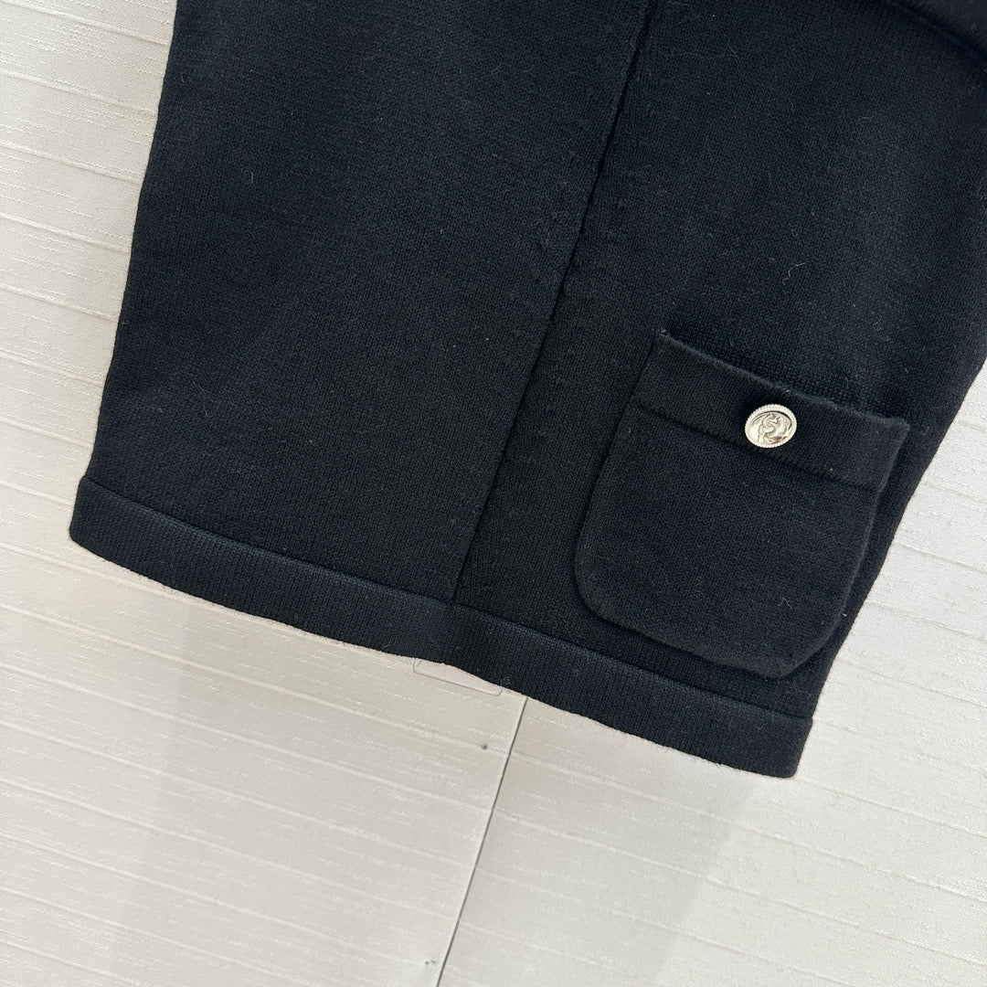 Contrast stitching knitted suspender vest