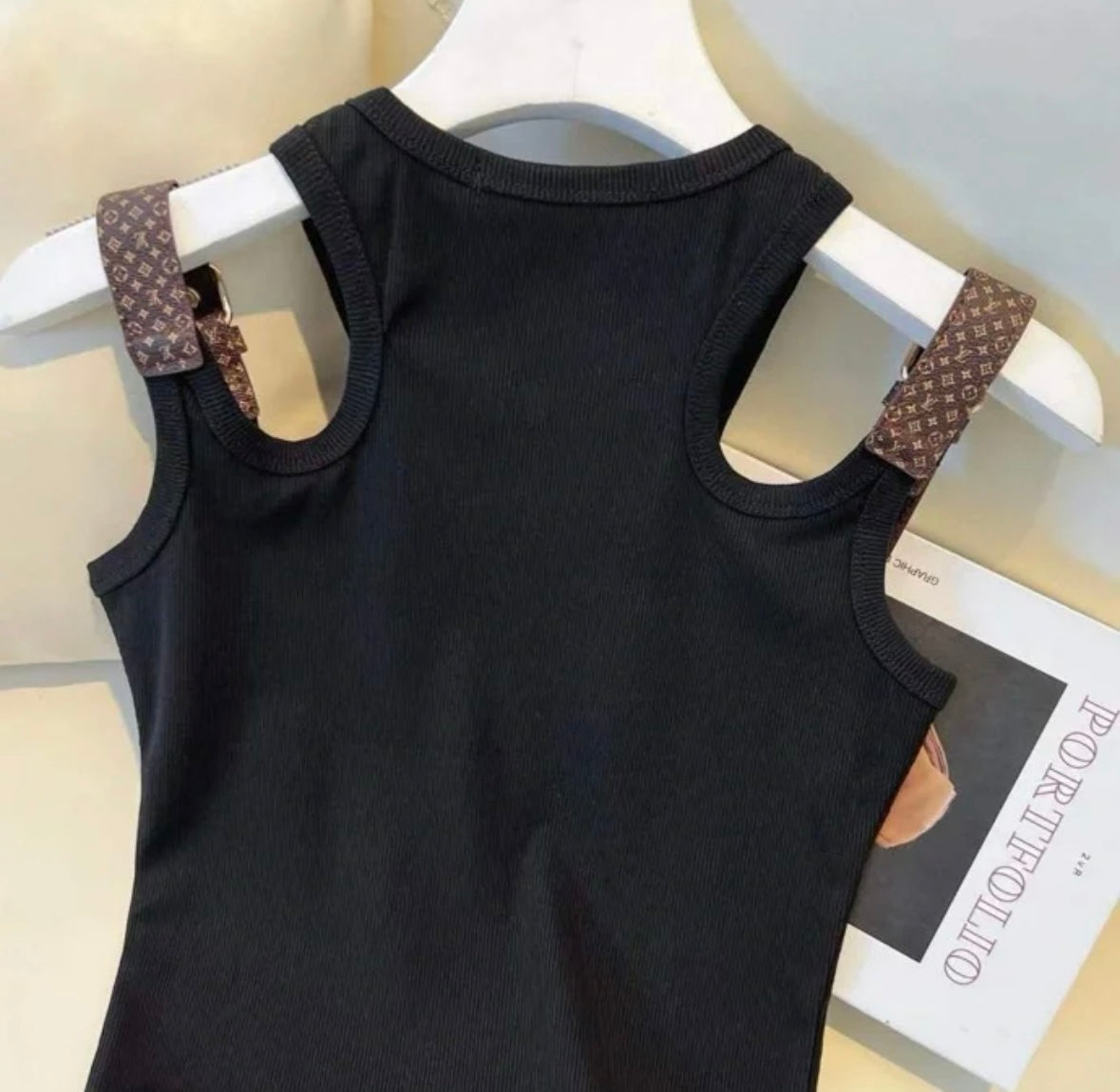 Belt buckle design elastic vest