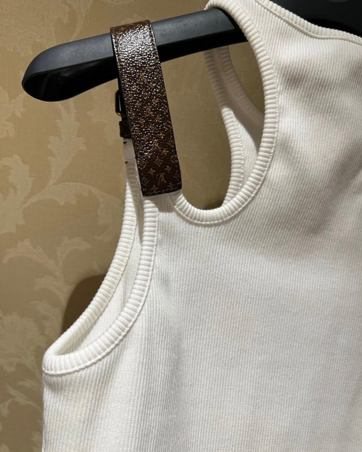 Belt buckle design elastic vest