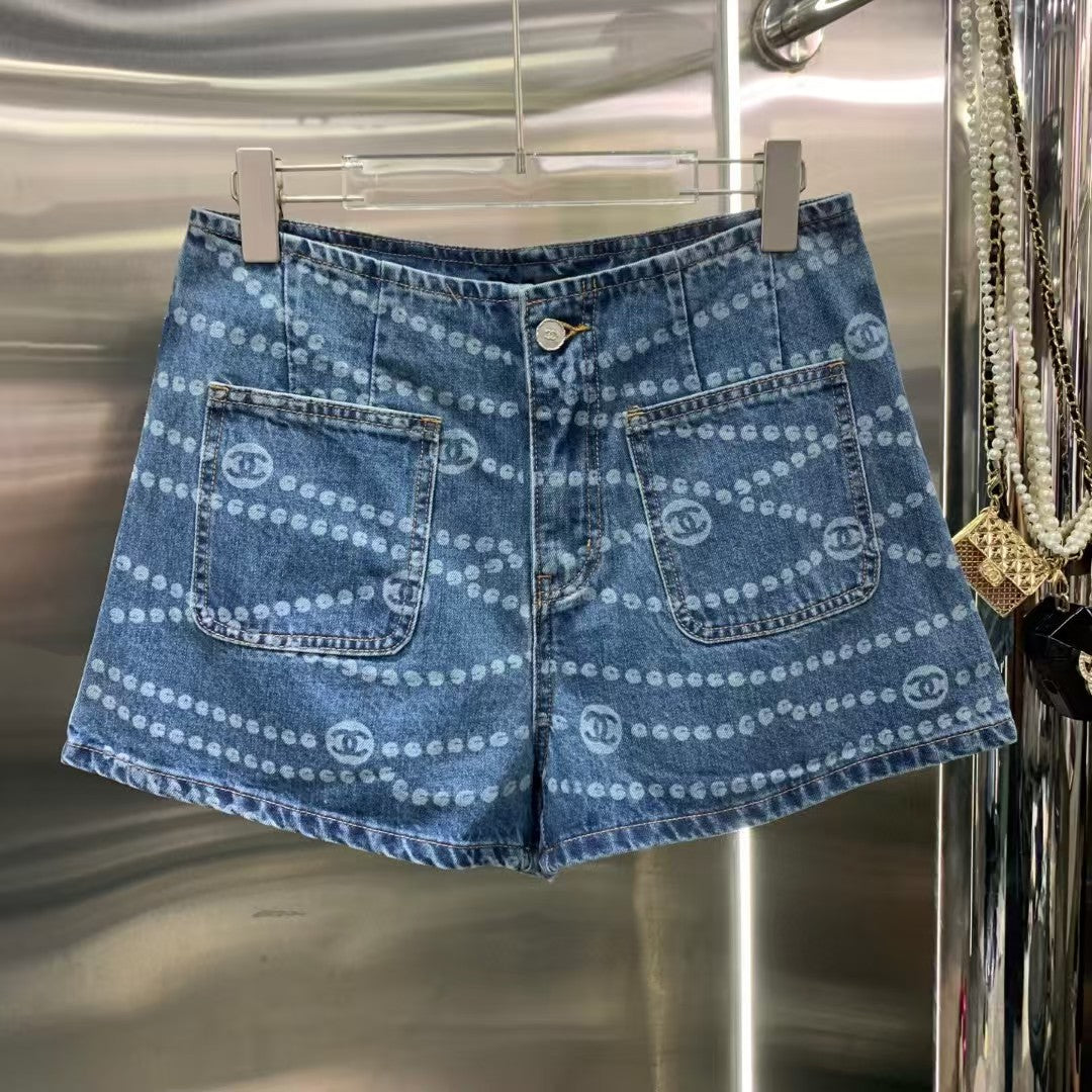 Pearl chain printed shorts with large pockets on both sides