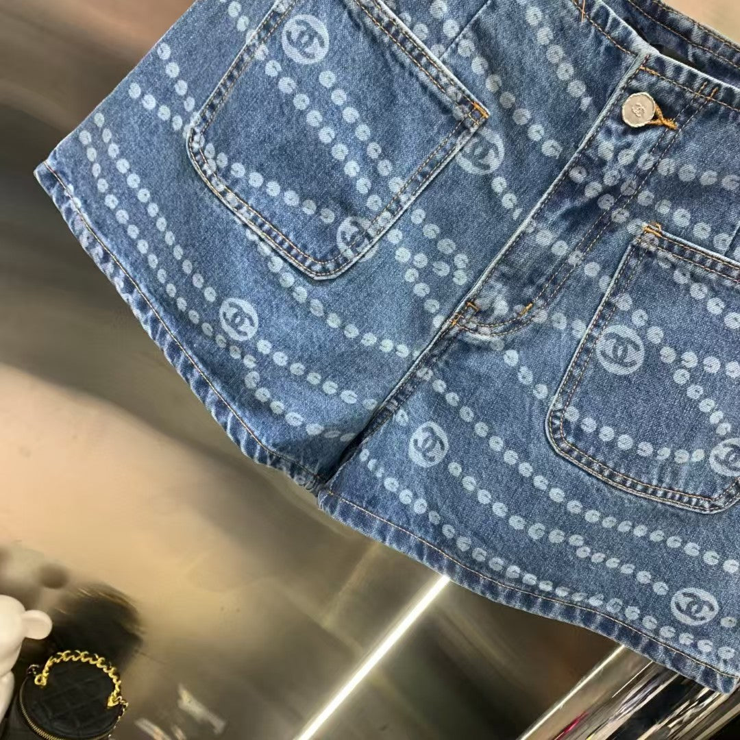 Pearl chain printed shorts with large pockets on both sides