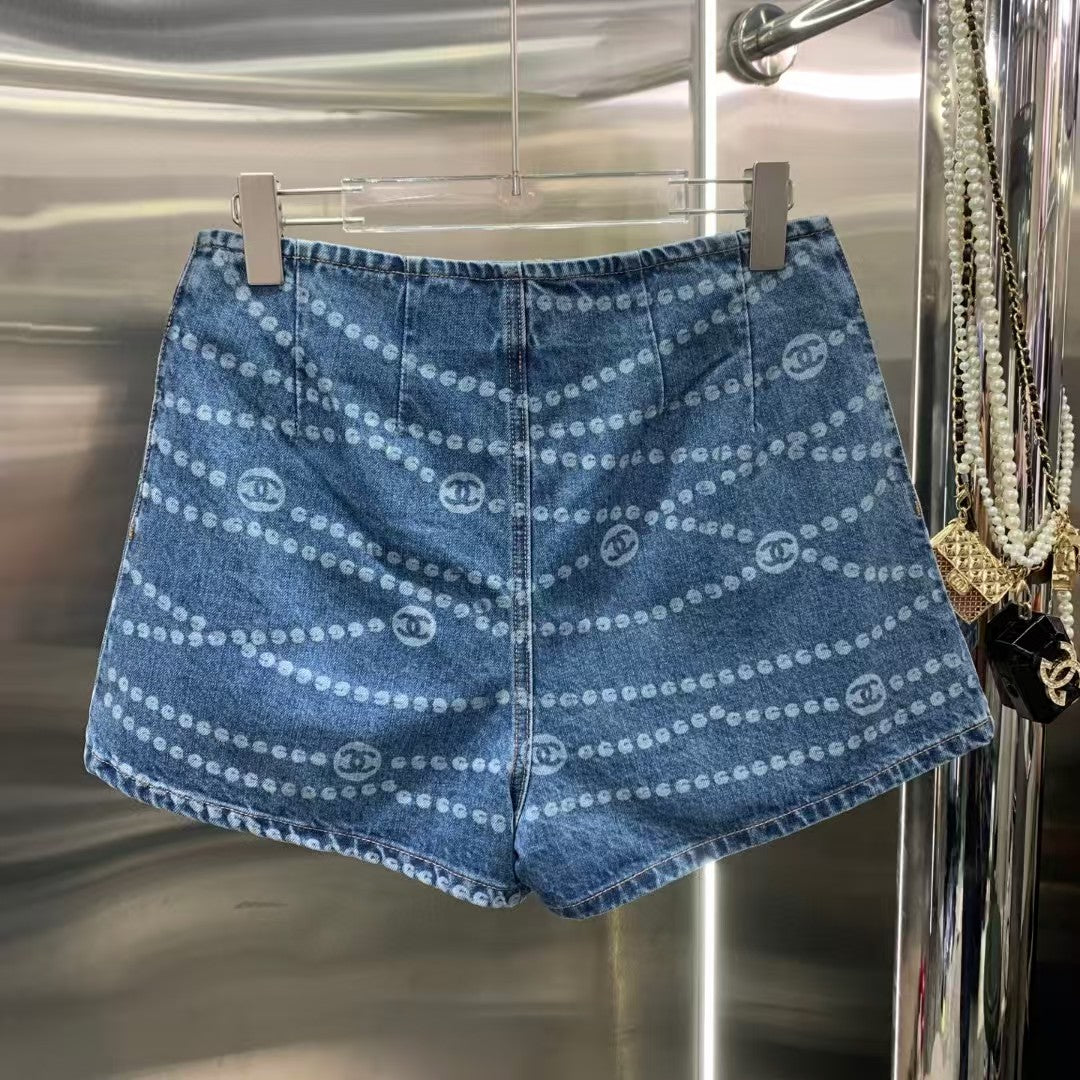 Pearl chain printed shorts with large pockets on both sides
