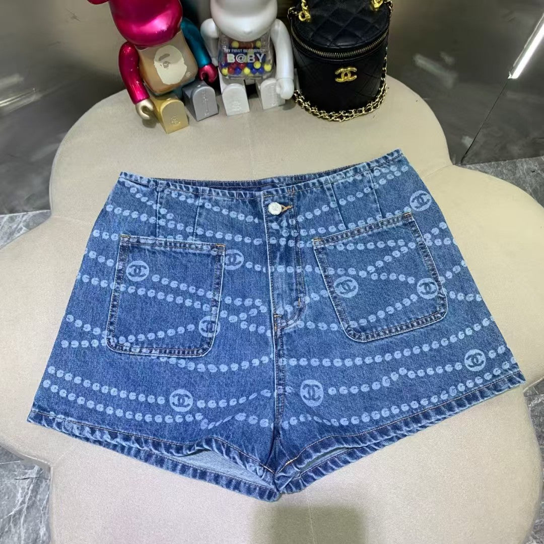 Pearl chain printed shorts with large pockets on both sides