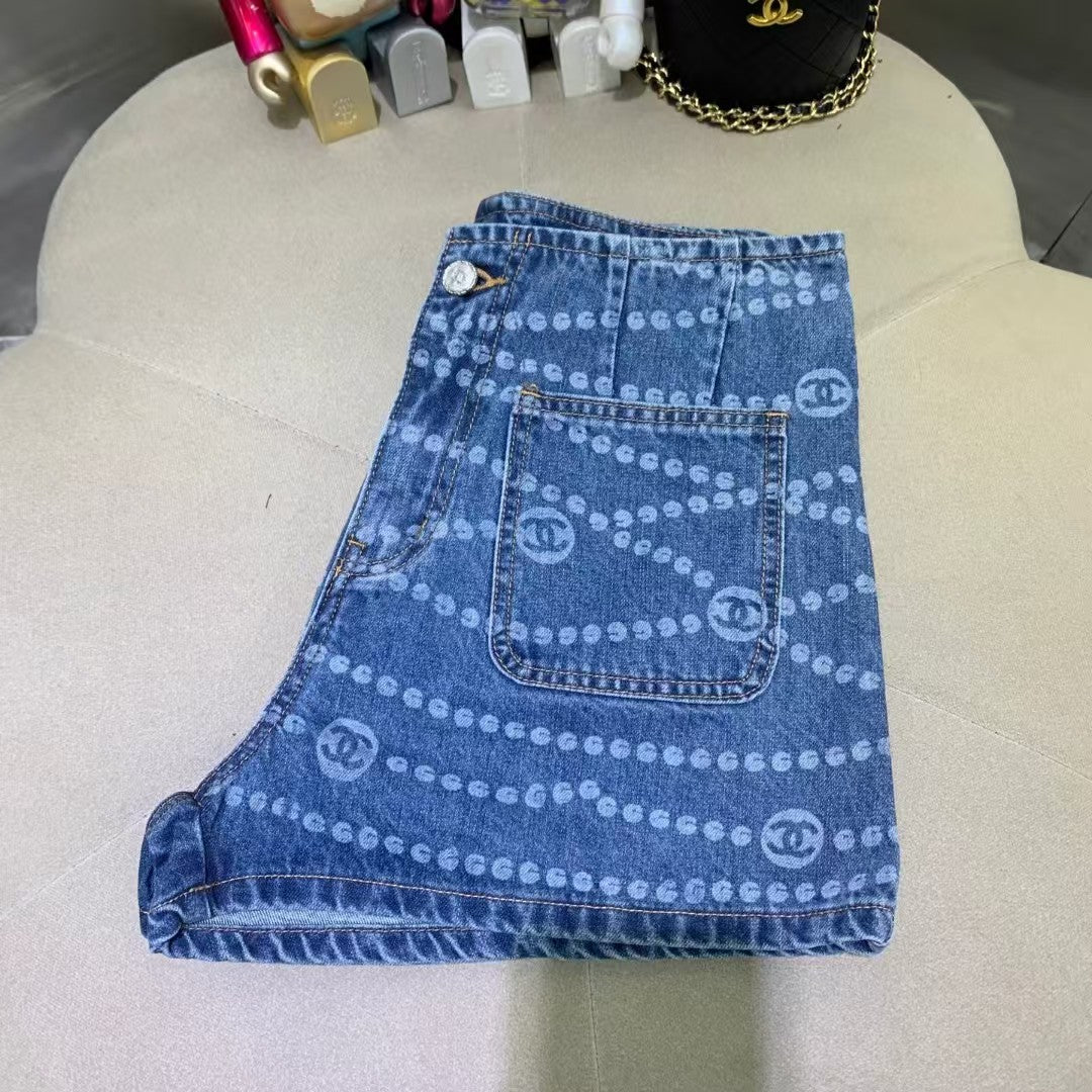 Pearl chain printed shorts with large pockets on both sides