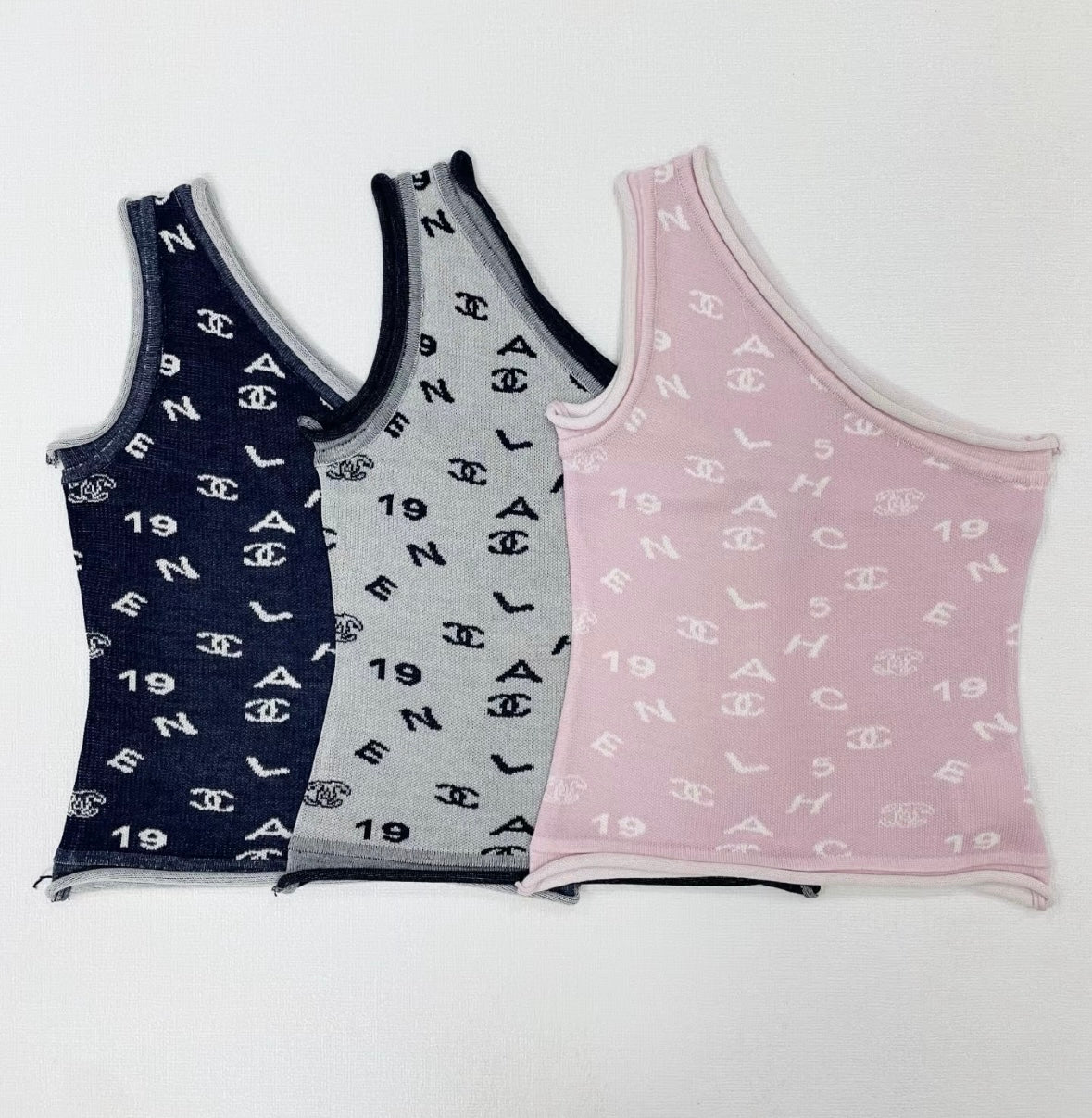 Contrasting letter diagonal shoulder vest